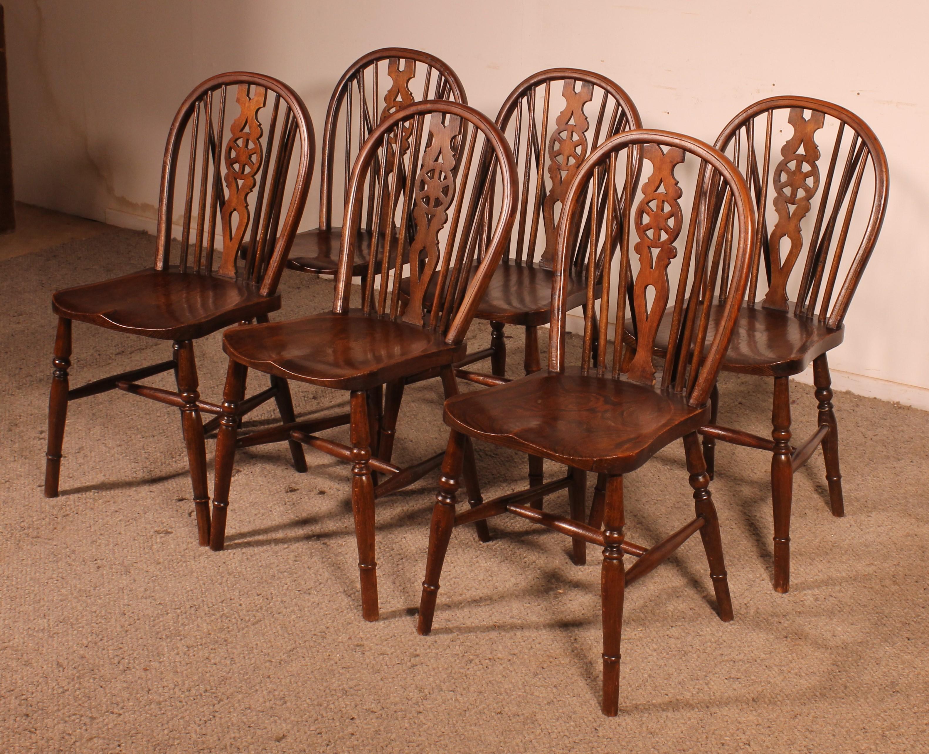 Lovely set of 6 19th century English Windsor chestnut wheelback chairs.

Very beautiful wheelback model with a decoration on the back. Very beautiful set with a very beautiful patina.
They have been checked by our cabinetmaker. They have