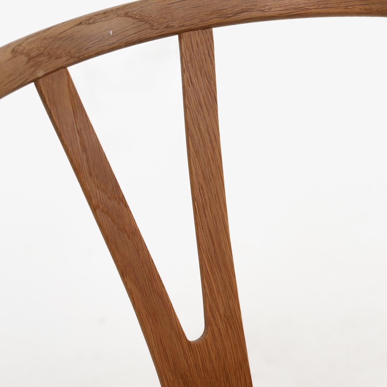 Scandinavian Modern Set of 6 Wishbone Dining Chairs by Hans J. Wegner. 