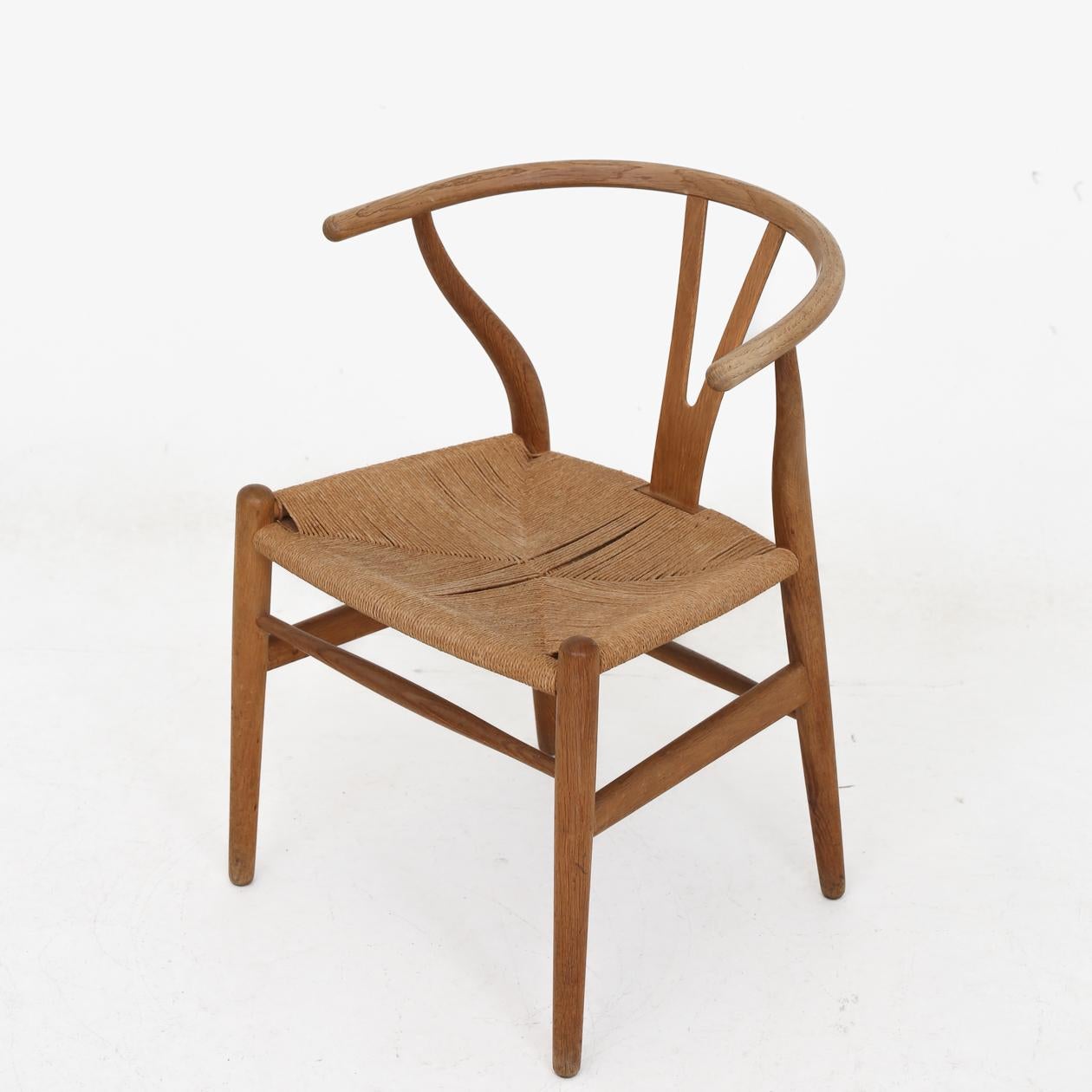 Patinated Set of 6 Wishbone Dining Chairs by Hans J. Wegner. 