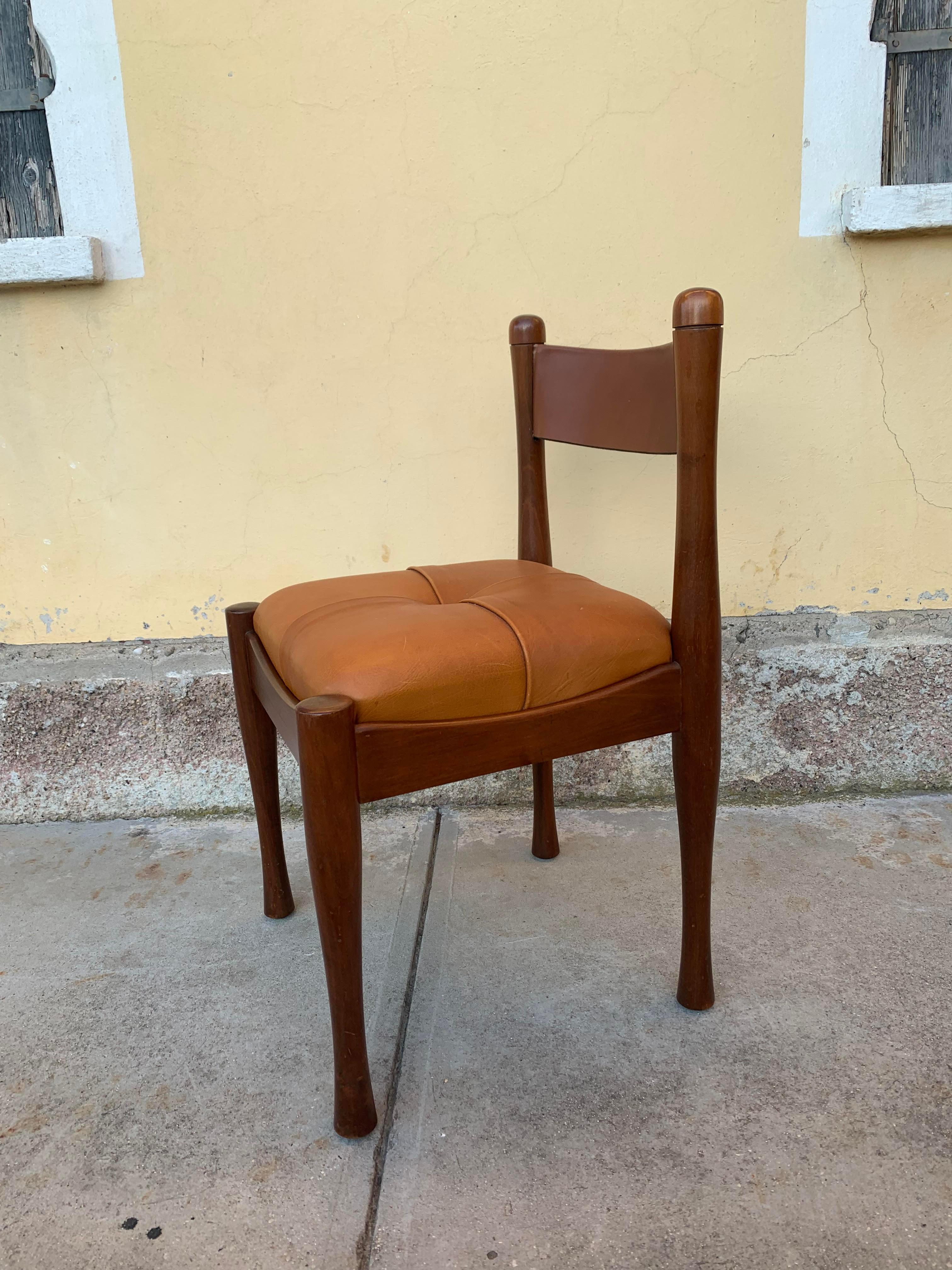 Mid-Century Modern Set of 6 wood and cognac leather chairs by S. Coppola for Bernini, Italy '70 For Sale