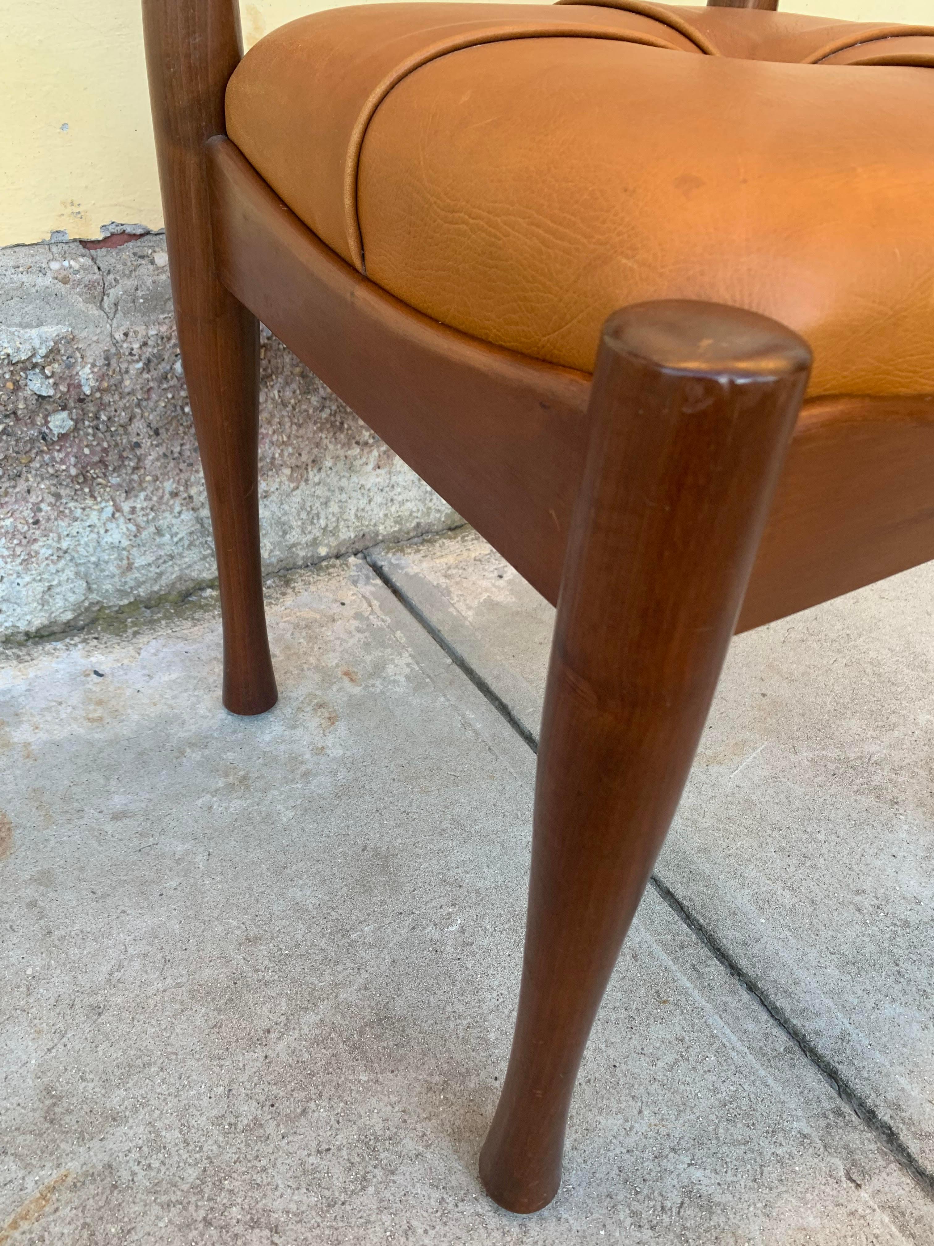 Set of 6 wood and cognac leather chairs by S. Coppola for Bernini, Italy '70 In Good Condition For Sale In Sacile, PN