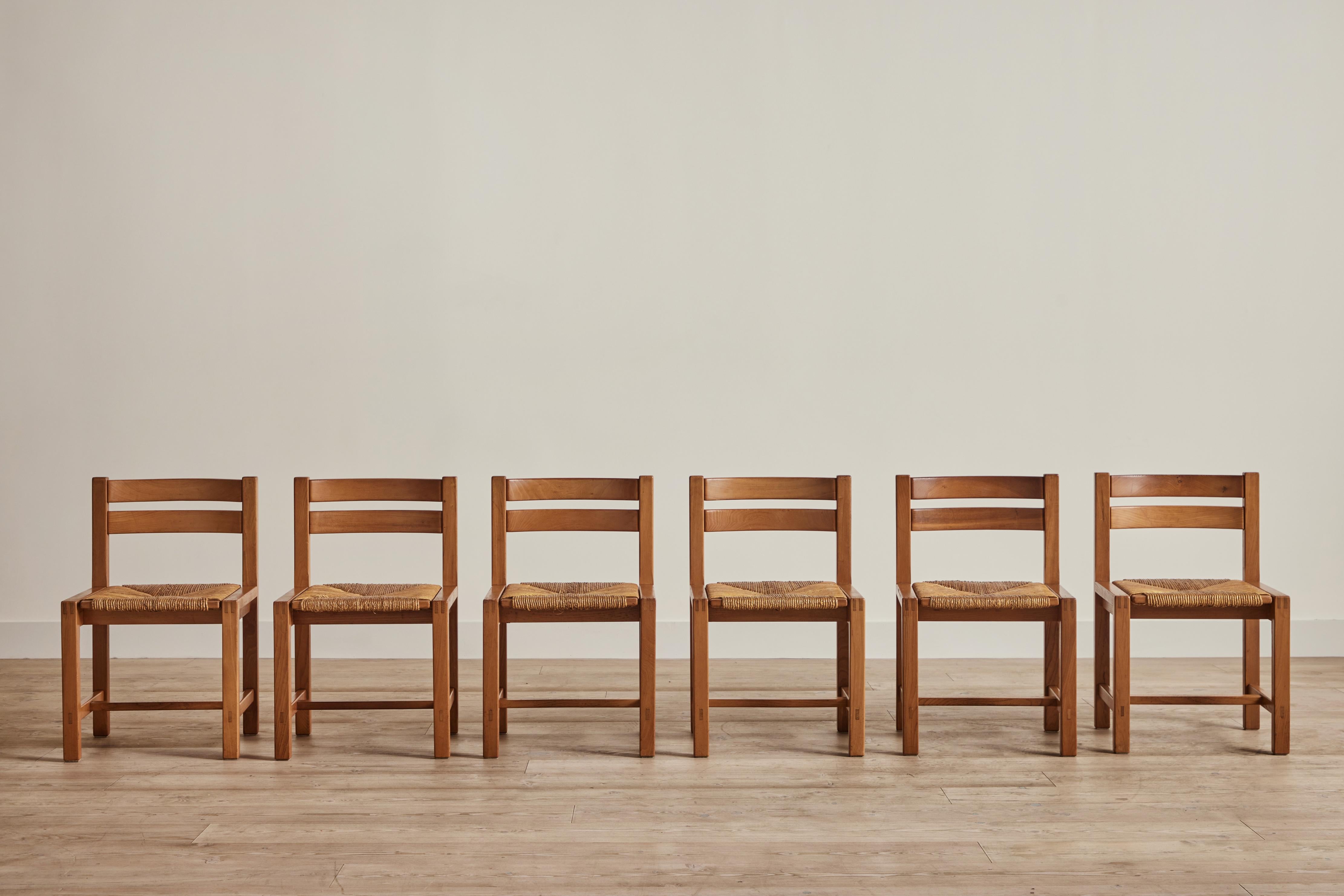 Satz von sechs Esszimmerstühlen aus Holz und Rattan aus Frankreich um 1950. Die Abnutzung entspricht dem Alter und dem Gebrauch. 