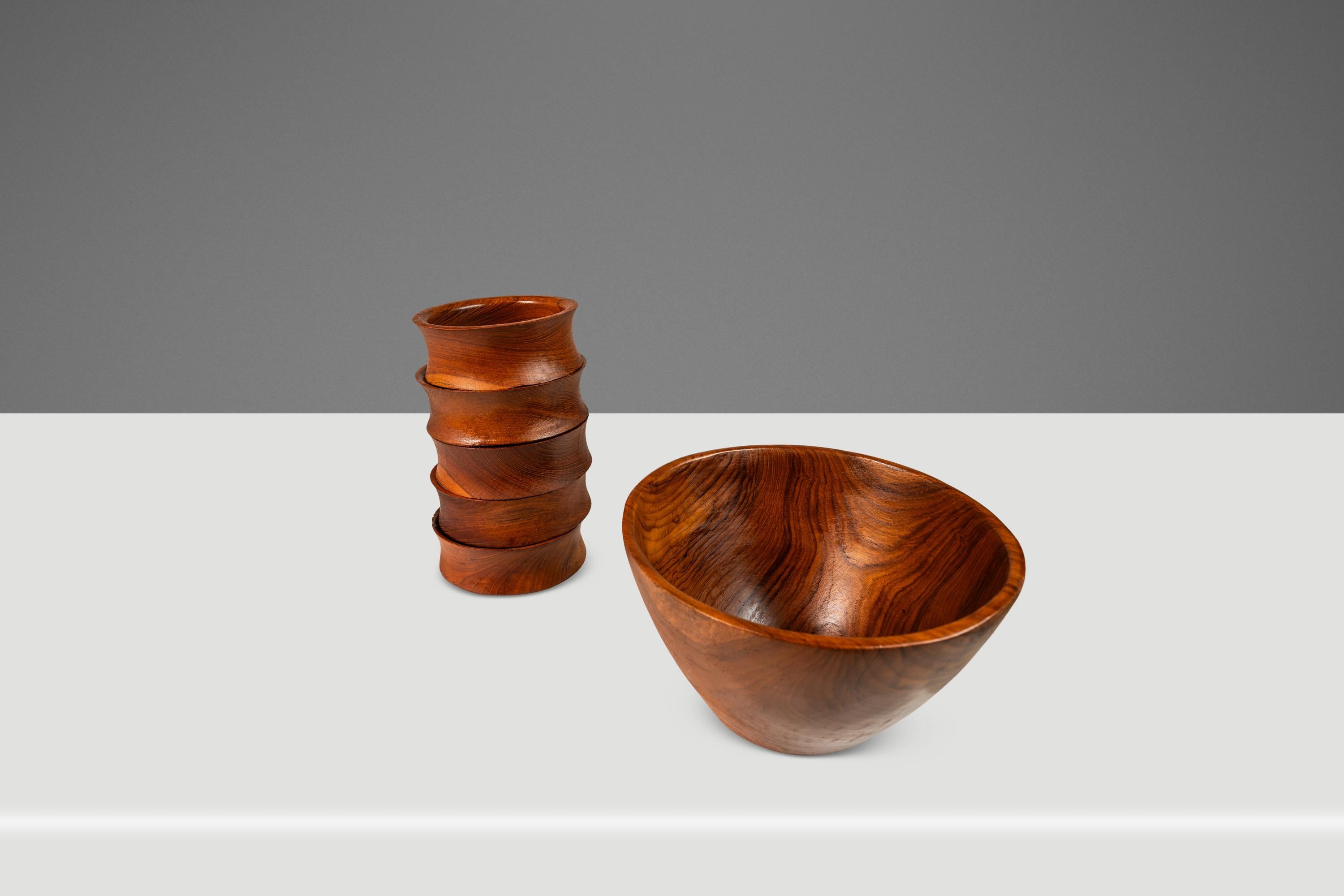 Wir präsentieren ein wunderschönes, handgedrehtes und handpoliertes Set aus sechs Servierschalen, die aus massivem burmesischem Teakholz geschnitzt sind. Mit seinen atemberaubenden bunten Holzmaserungen im Innen- und Außenbereich und seiner