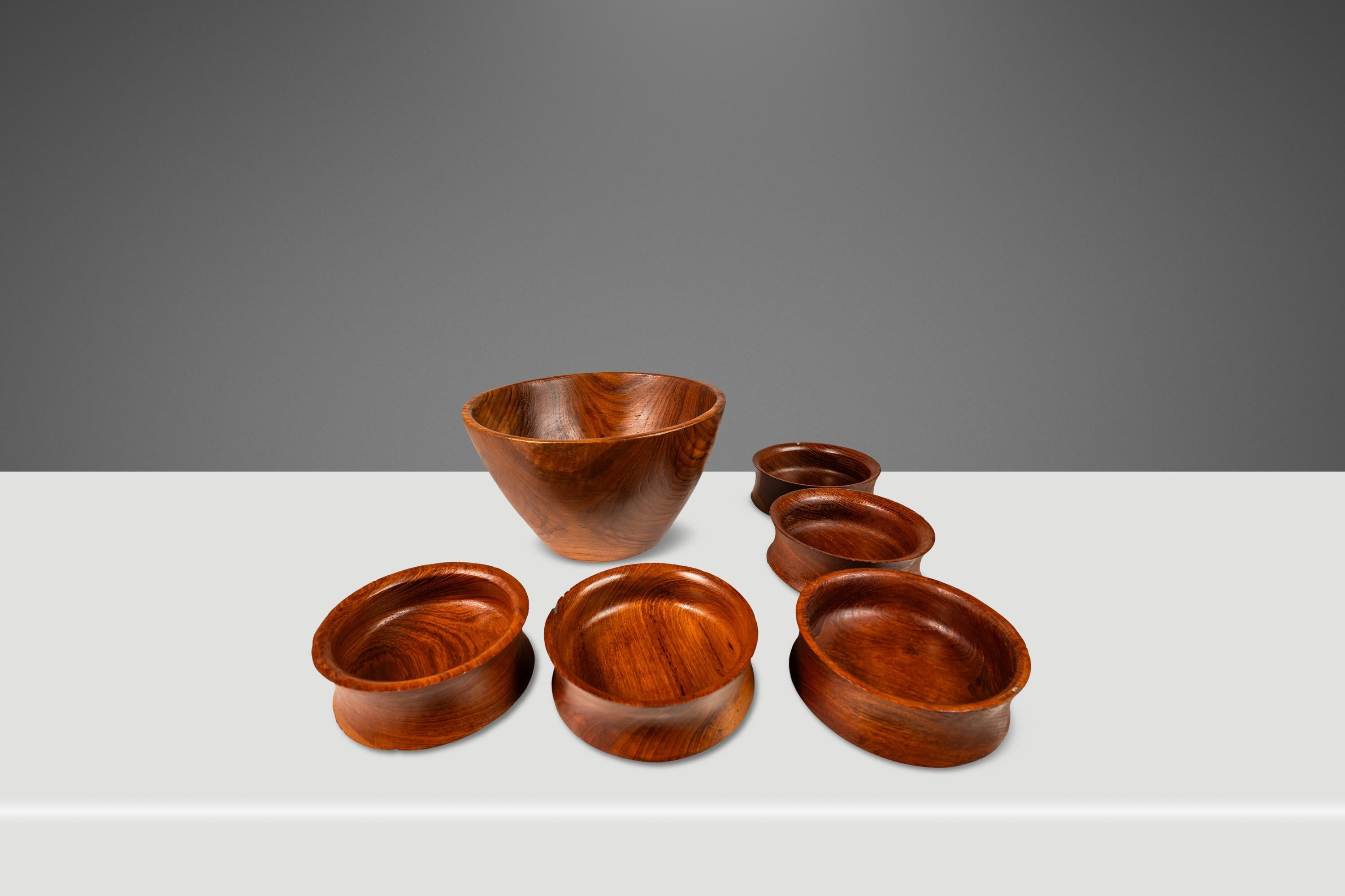 Set von 6 holz gedrechselten Salat-/Servierschalen aus massivem burmesischem Teakholz, ca. 1970er Jahre (Organische Moderne) im Angebot