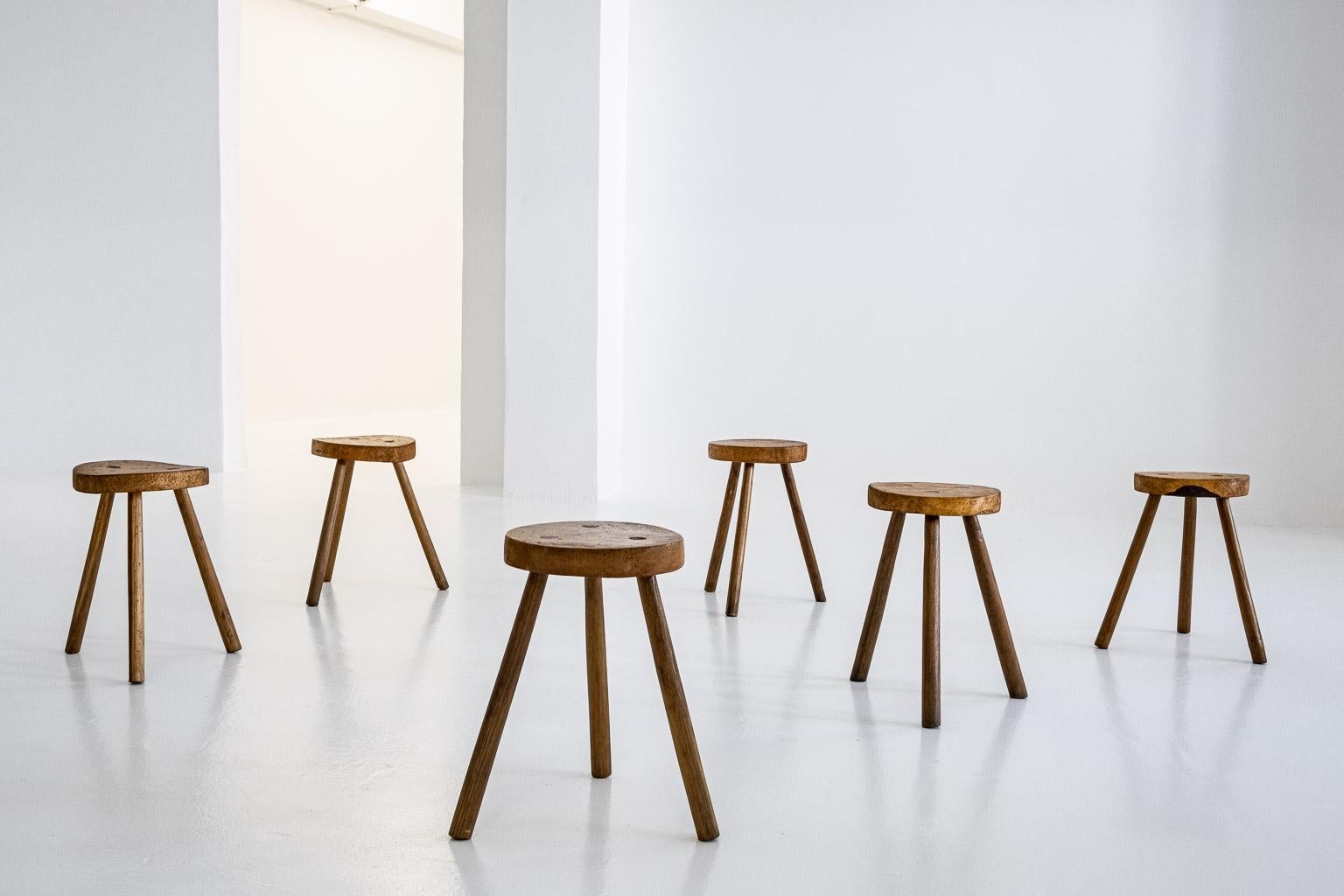 Set of 6, Wooden, Brutalist Tripod Stools or Side Tables, Italy, ca. 1960s In Good Condition For Sale In Frankfurt am Main, DE