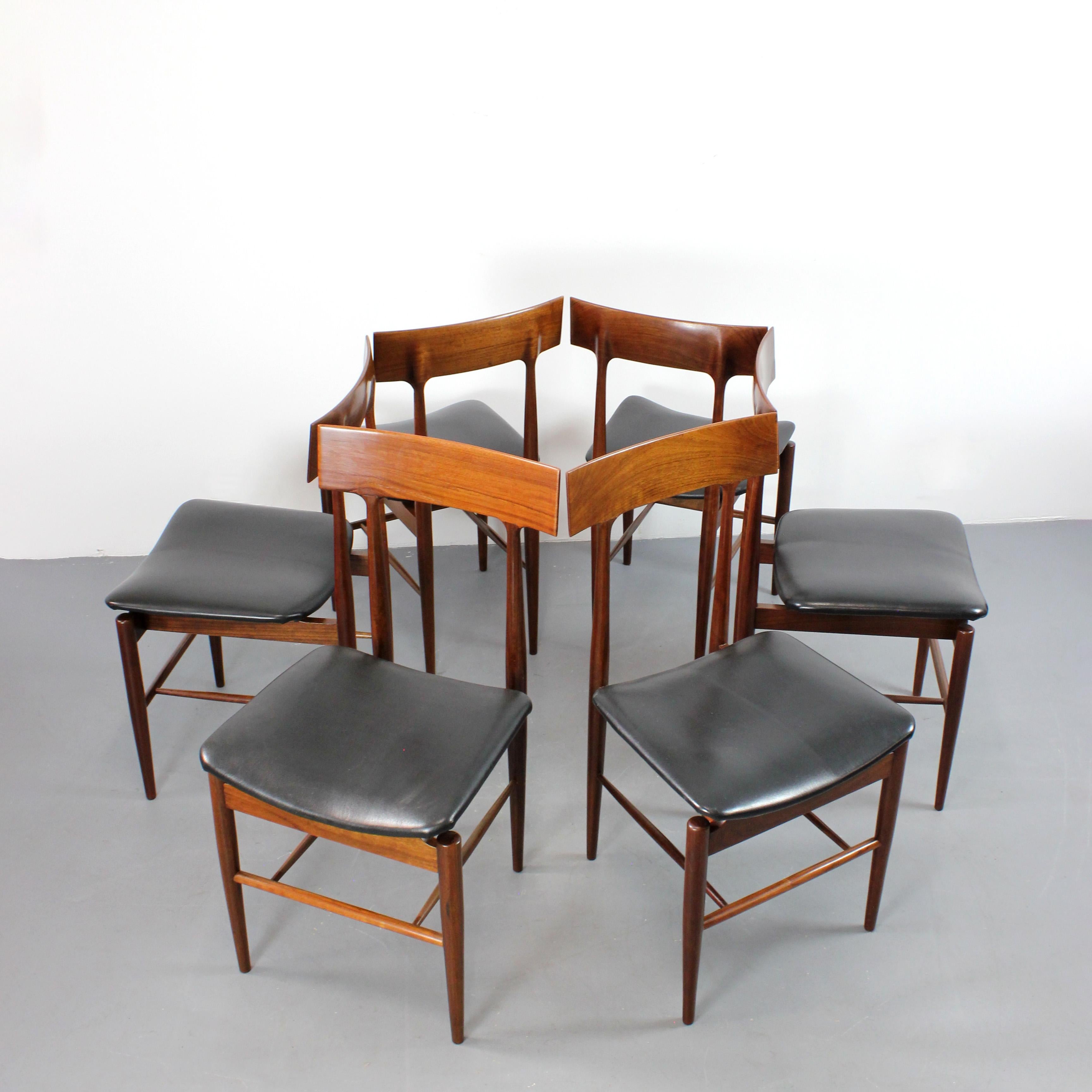 Ensemble de 6 chaises en bois avec revêtement en faux cuir noir - Design/One - AG Barcelona - c. 1970 - Espagne

Dimensions : 86 x 44 x 47 cm : 86 x 44 x 47 cm