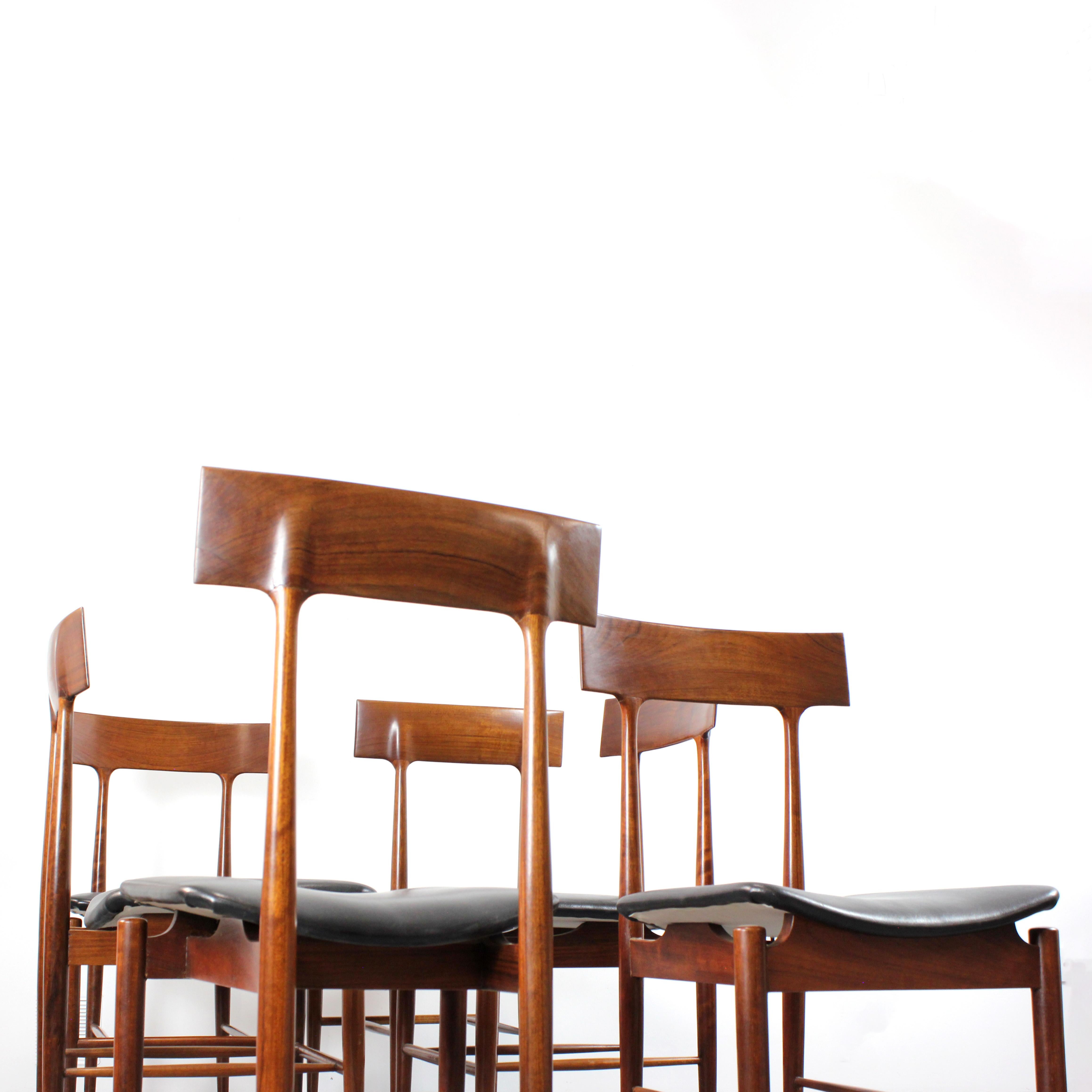Scandinave moderne Ensemble de 6 chaises en bois avec revêtement en faux cuir noir - AG Barcelona en vente