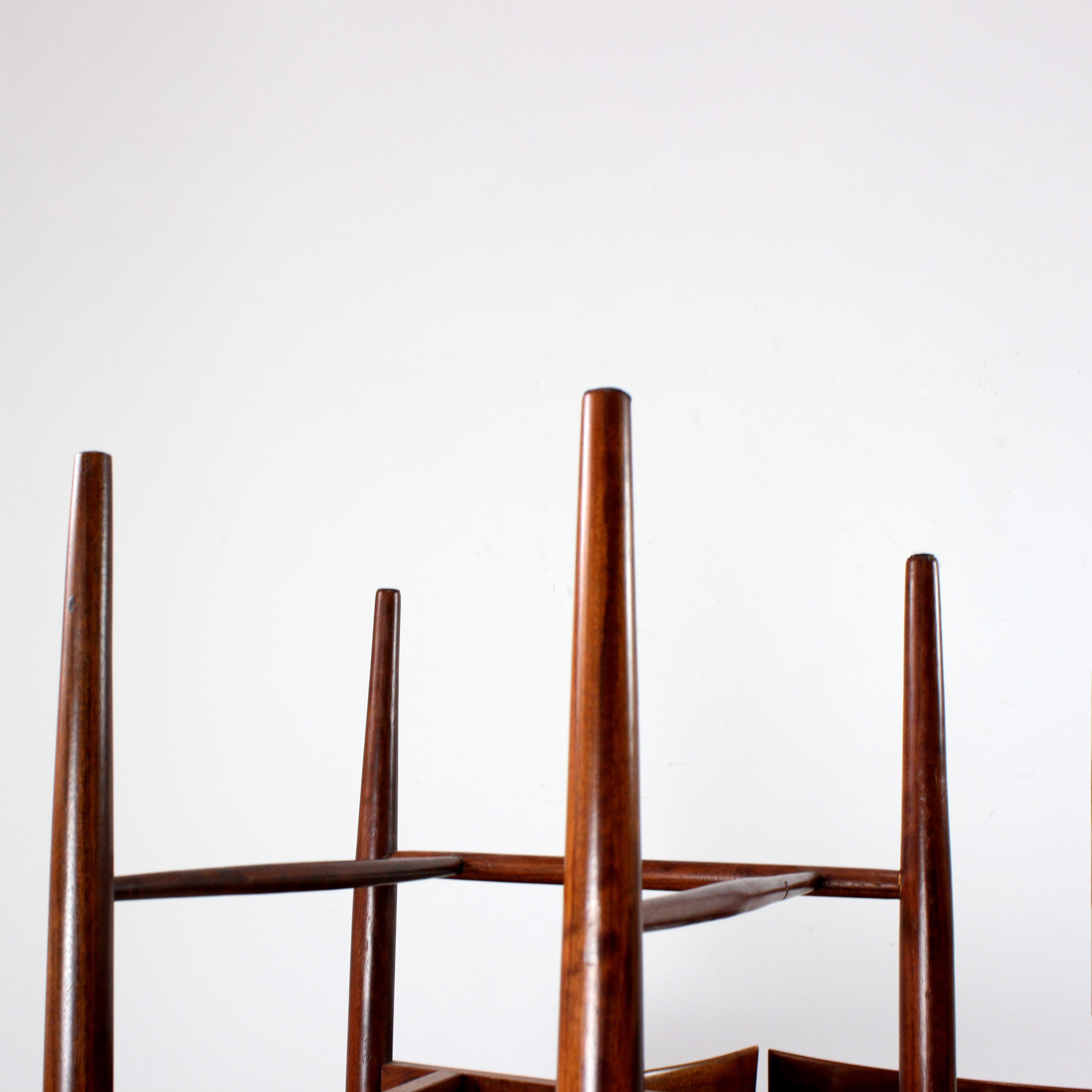 Espagnol Ensemble de 6 chaises en bois avec revêtement en faux cuir noir - AG Barcelona en vente