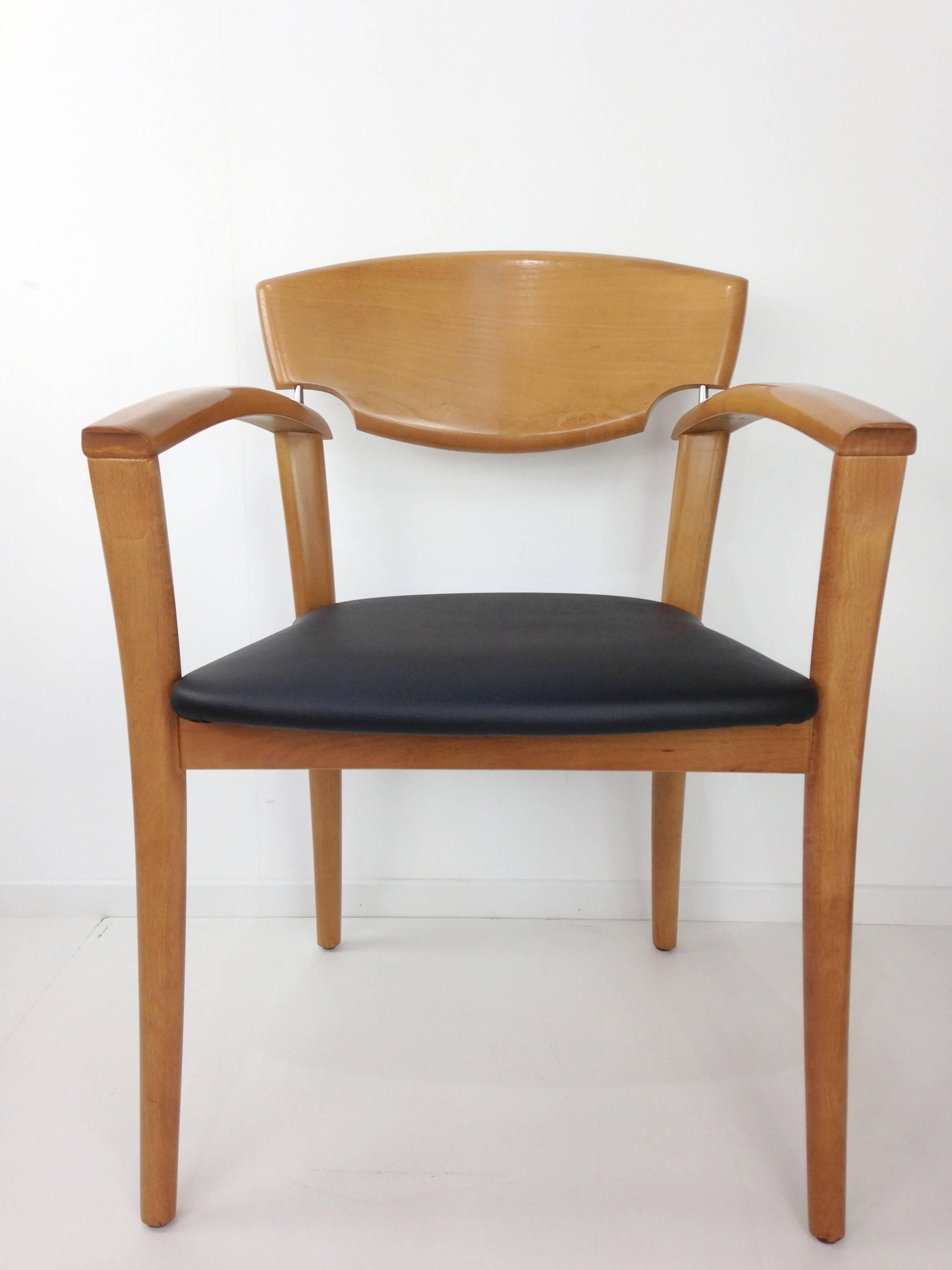 Design of the 1980s, original work for this set of six armchairs with solid beech structure and seat in black faux - leather. Ideal dimensions, they will be perfect around the dining table, also around the conference table and even alone around your