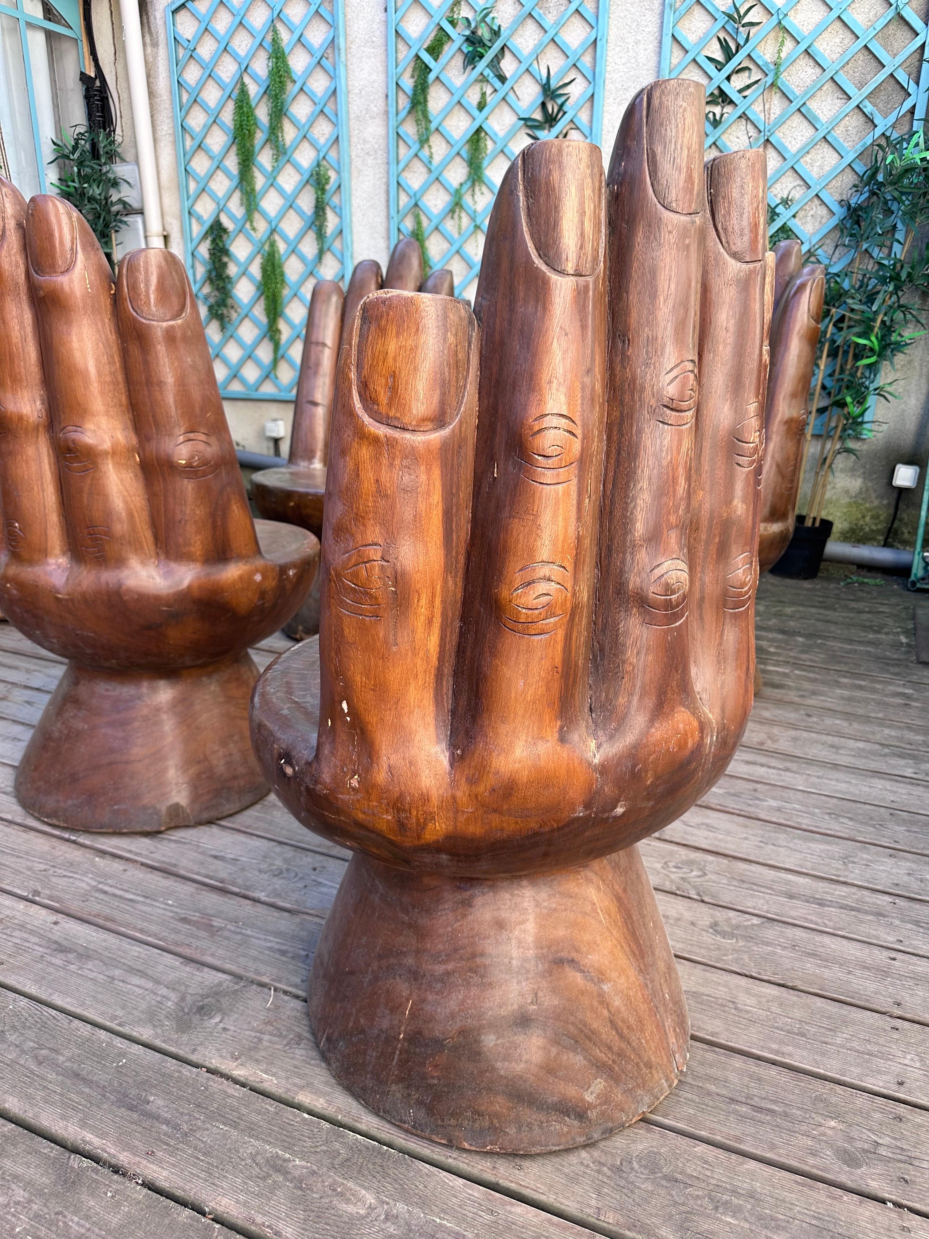 Raro set di 6 sedie in legno che si fanno notare per le mani.
Lavoro di alta qualità, massiccio e pesante. Un set molto decorativo! 