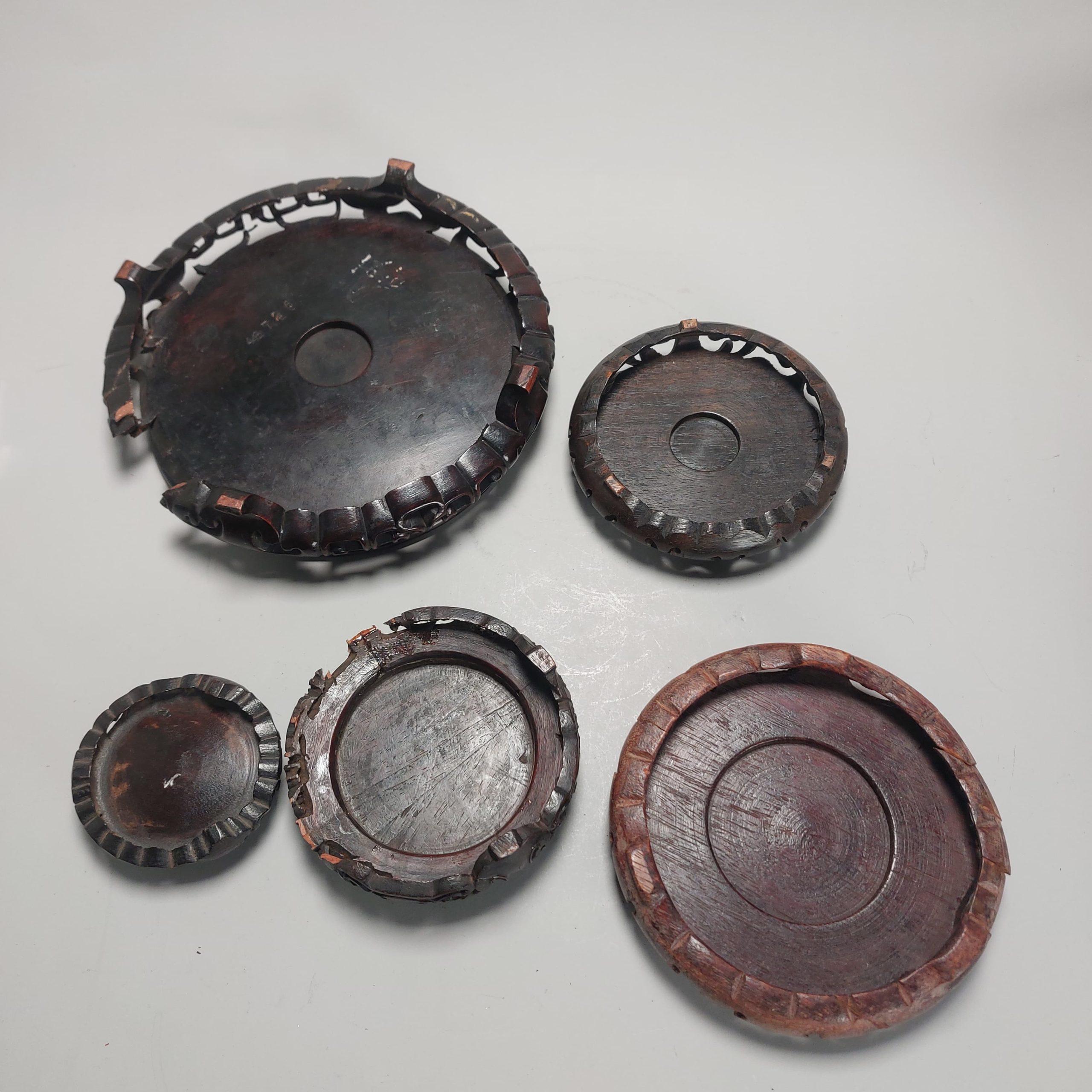 Nous avons ici un joli support en bois. Joliment sculpté

Informations complémentaires :
MATERIAL : Porcelaine et poterie
Région d'origine : Chine
Période : A.I.C. à la fin du 20e C.
Condit : Dans l'ensemble, avec des dommages.
Dimensions : La