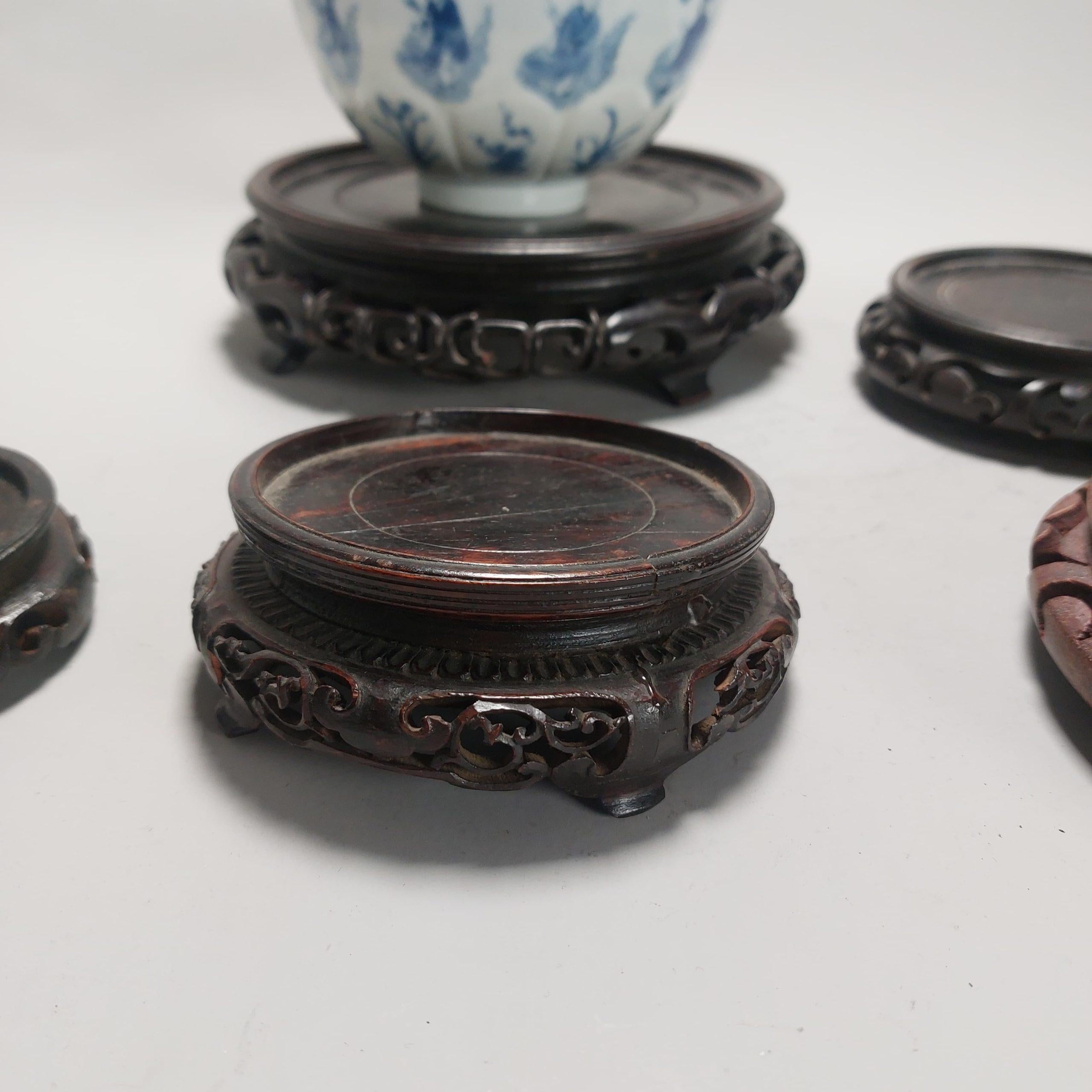 Ensemble de 6 supports en bois pour la porcelaine ancienne chinoise ou japonaise, 19e / 20e siècle Bon état - En vente à Amsterdam, Noord Holland