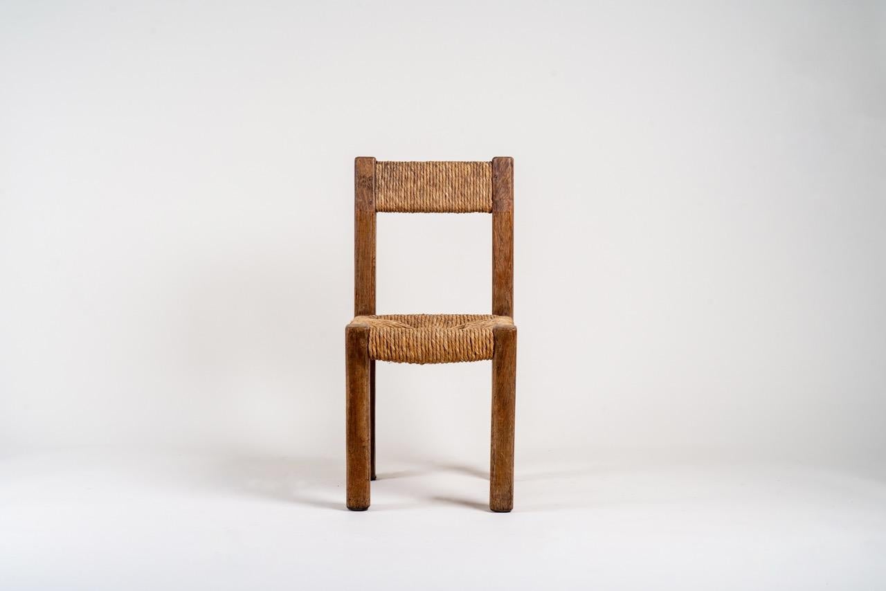 Questo raro set di sei sedie vintage in stile brutalista francese offre una presenza audace e scultorea, perfetta per i collezionisti e gli appassionati di design. Realizzata intorno agli anni '60-'70, ogni sedia è caratterizzata da una struttura in