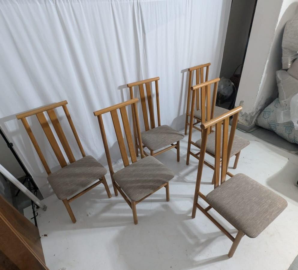 Voici un ensemble de 6 chaises de salle à manger Zea créées par le célèbre designer Anning Sarian et produites par la célèbre entreprise de meubles italienne Tisettanta dans les années 80. La structure géométrique en durmast et ses lignes épurées