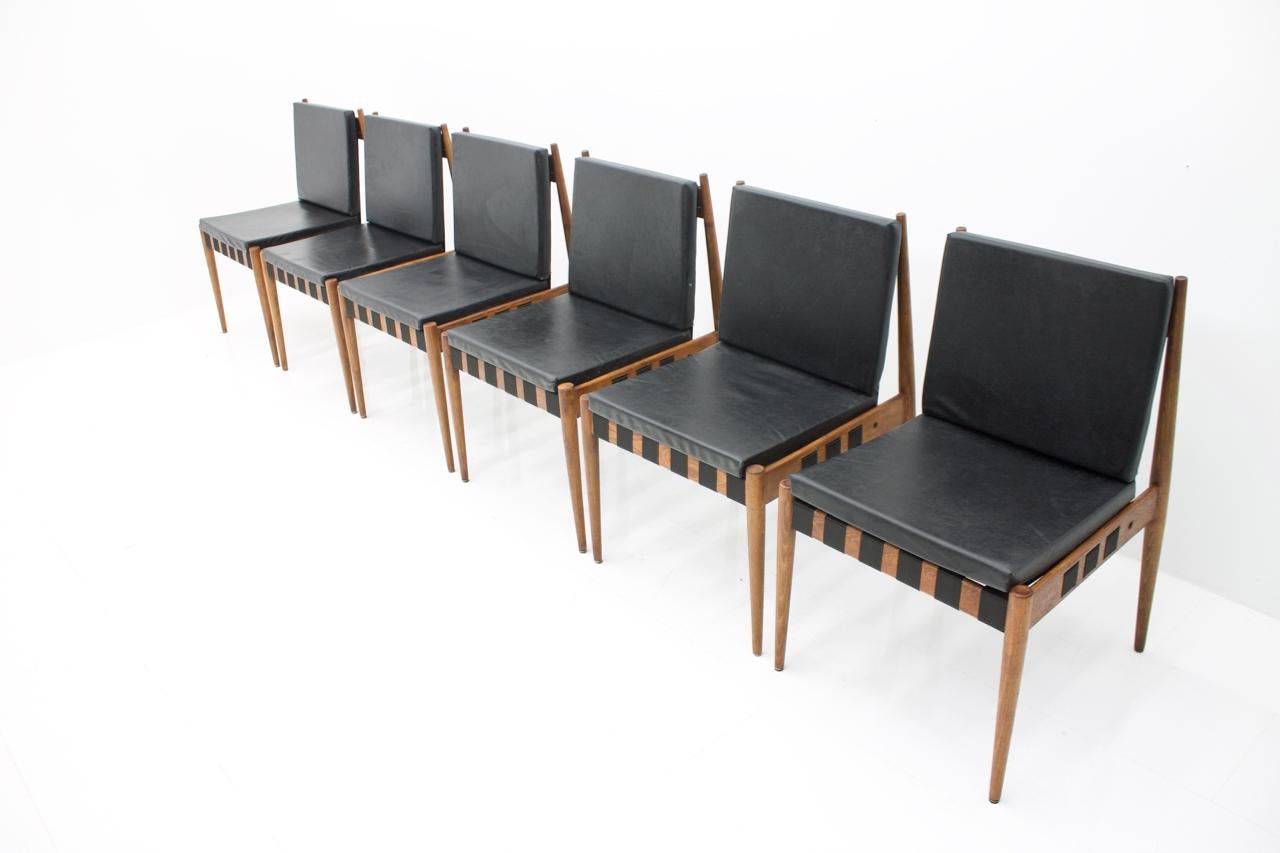 A large set of 65 dining room chairs SE 121 by architect Egon Eiermann, 1964. The chairs are made of beechwood and stained in oak. Each chair has a seat and back cushions with black faux leather.
This chairs are from 1965. We have in total 55 chairs