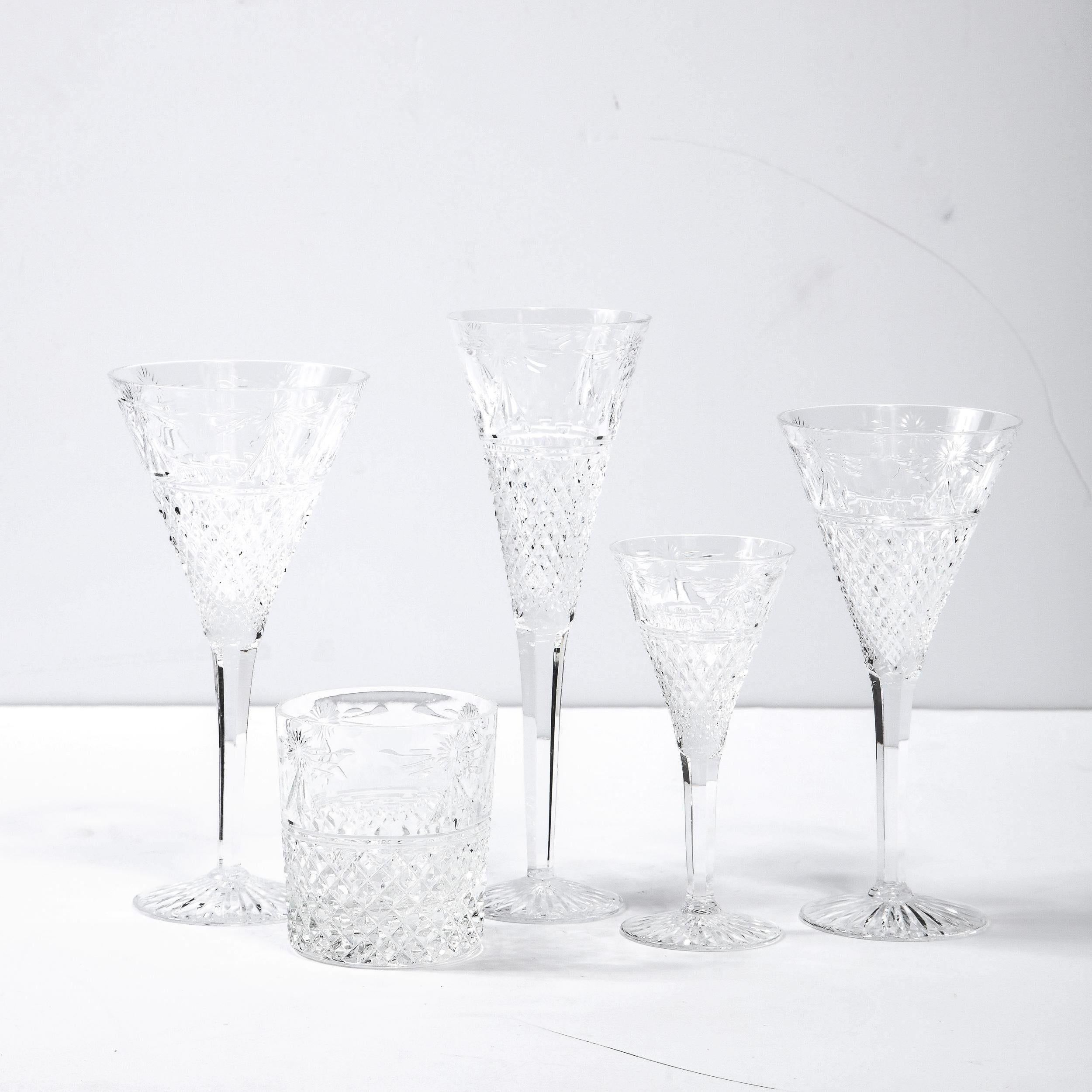 Set von 60 modernistischen geätzten Kristallgläsern von Stuart mit neoklassizistischen Details (Moderne) im Angebot