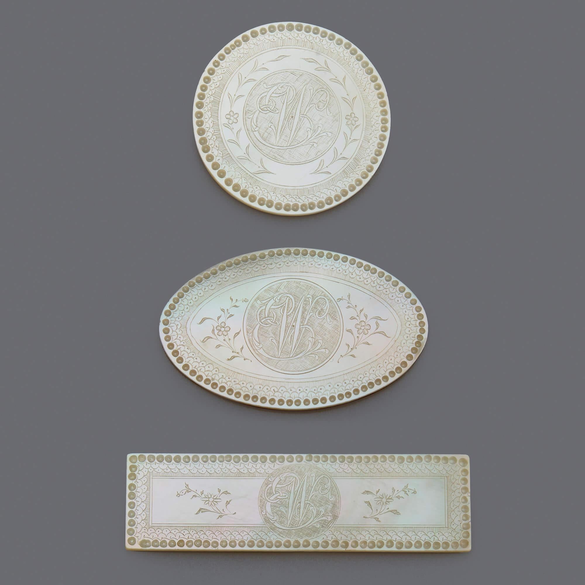 Set of 63 Qing Dynasty Chinese Mother of Pearl Counters In Good Condition For Sale In London, GB