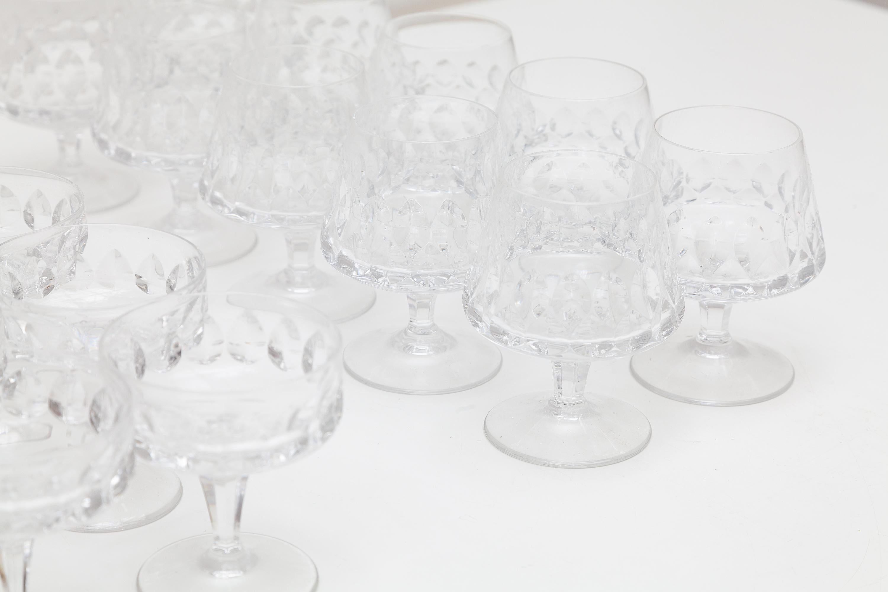 Set of 64 Crystal Wine and Water Glass Service In Good Condition For Sale In Antwerp, BE