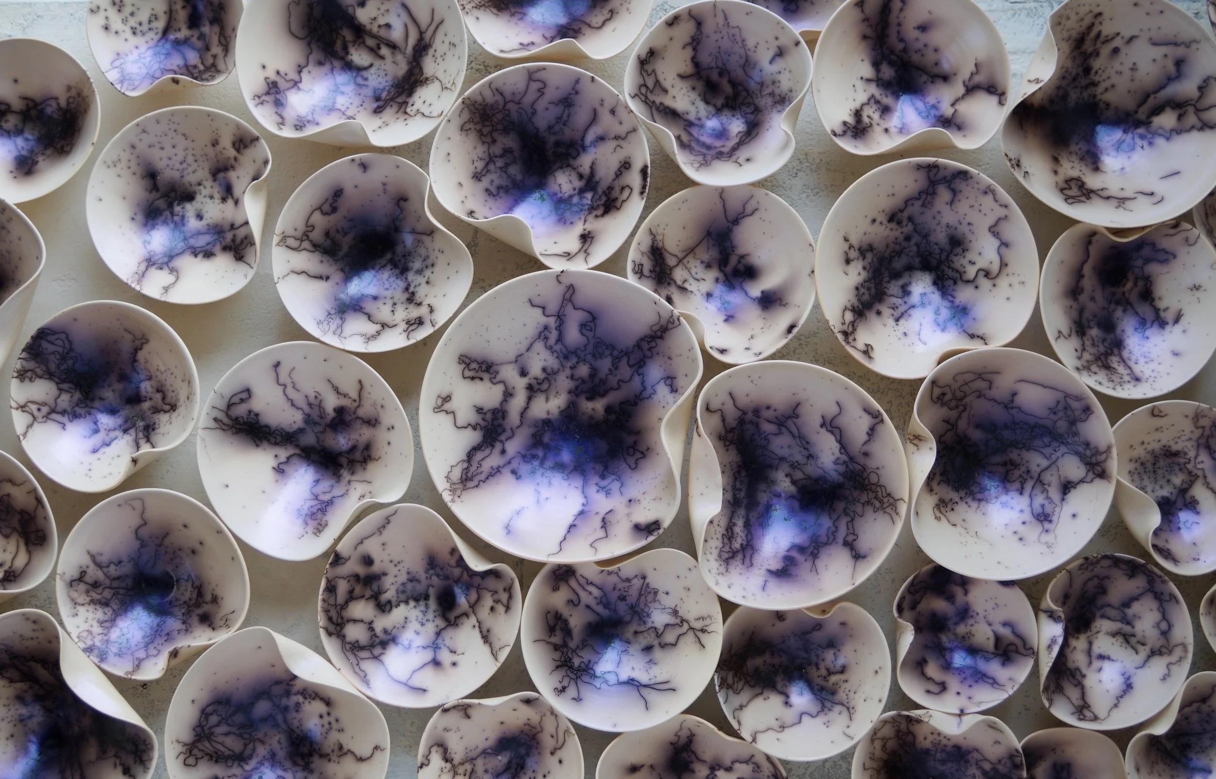 Moderne Ensemble de 65 sculptures murales Raku en porcelaine violette par Natalya Sevastyanova en vente