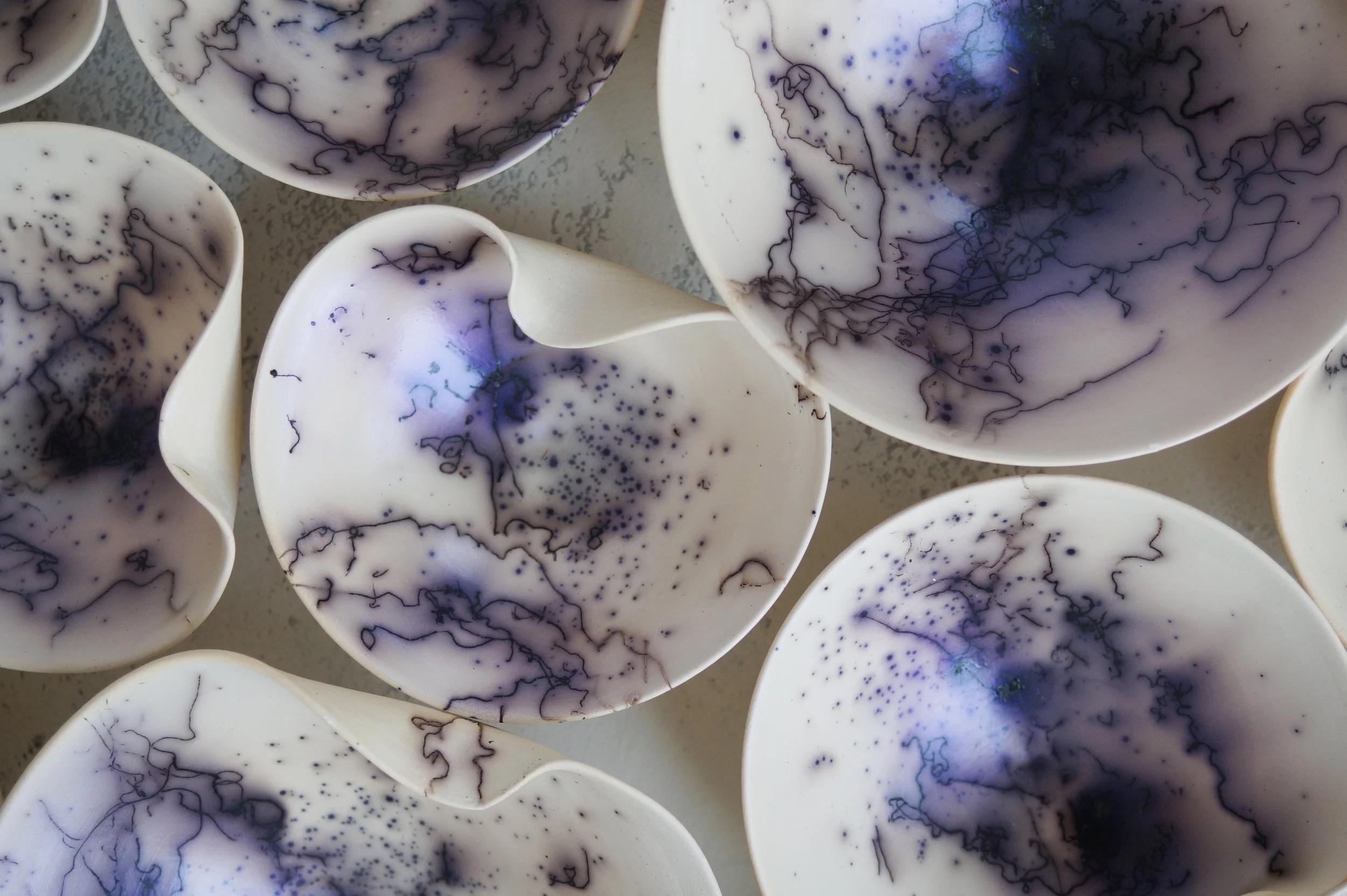 Américain Ensemble de 65 sculptures murales Raku en porcelaine violette par Natalya Sevastyanova en vente