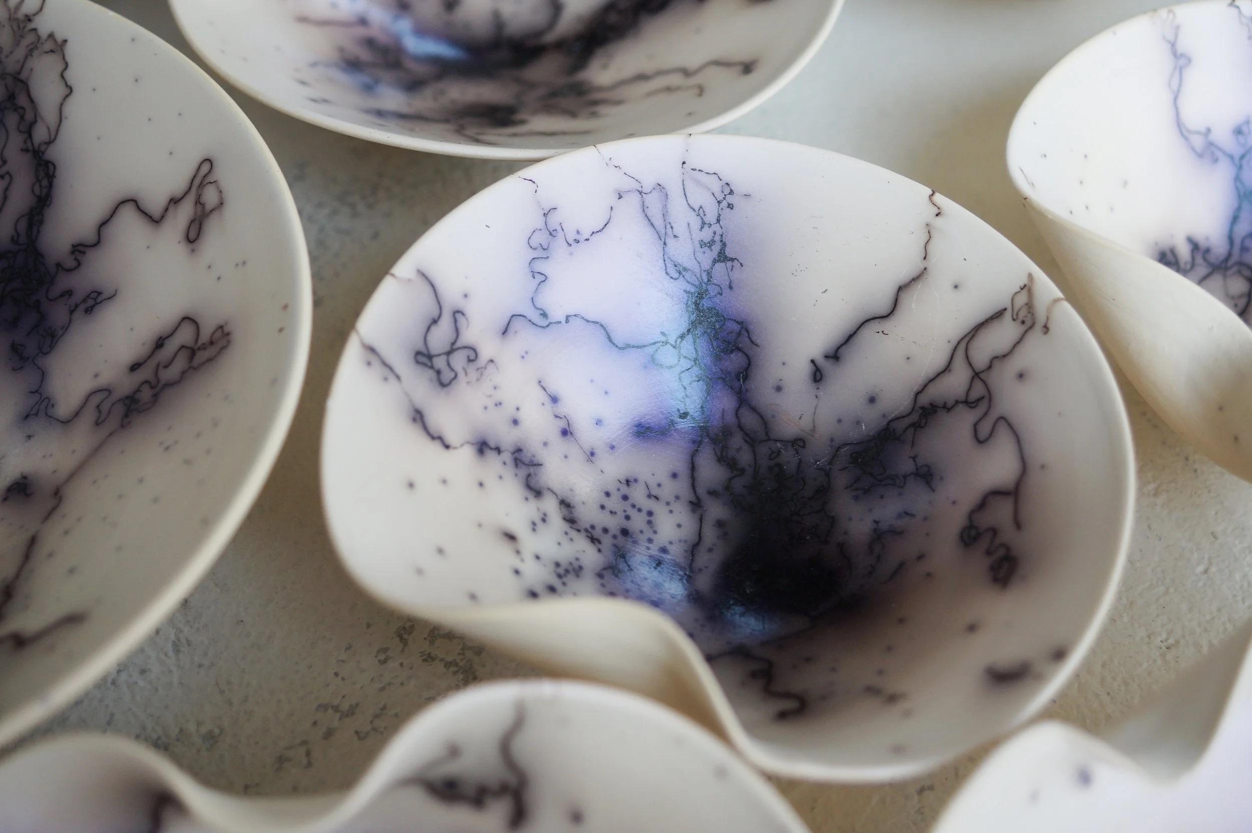 Ensemble de 65 sculptures murales Raku en porcelaine violette par Natalya Sevastyanova Neuf - En vente à Geneve, CH