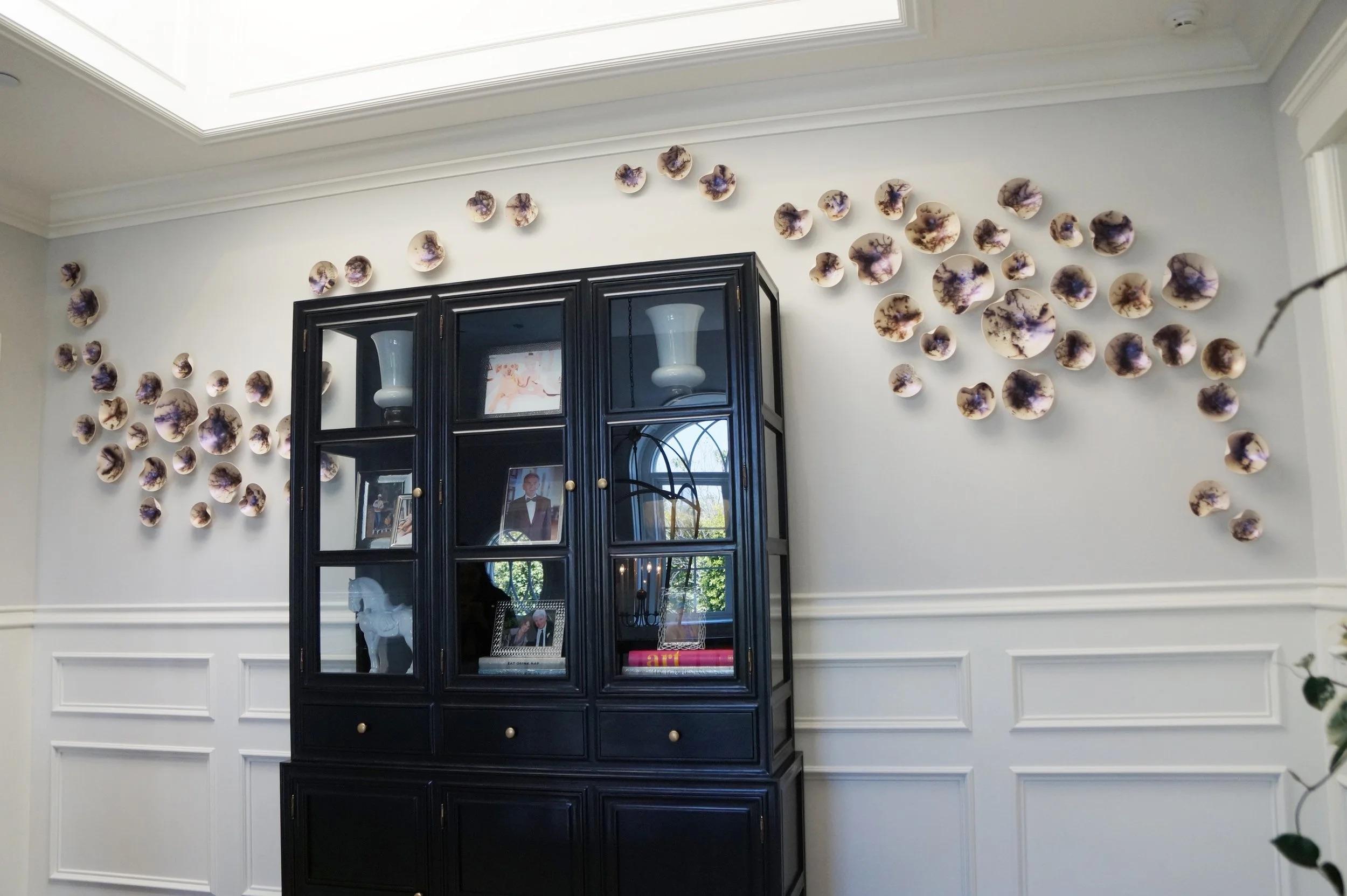 XXIe siècle et contemporain Ensemble de 65 sculptures murales Raku en porcelaine violette par Natalya Sevastyanova en vente