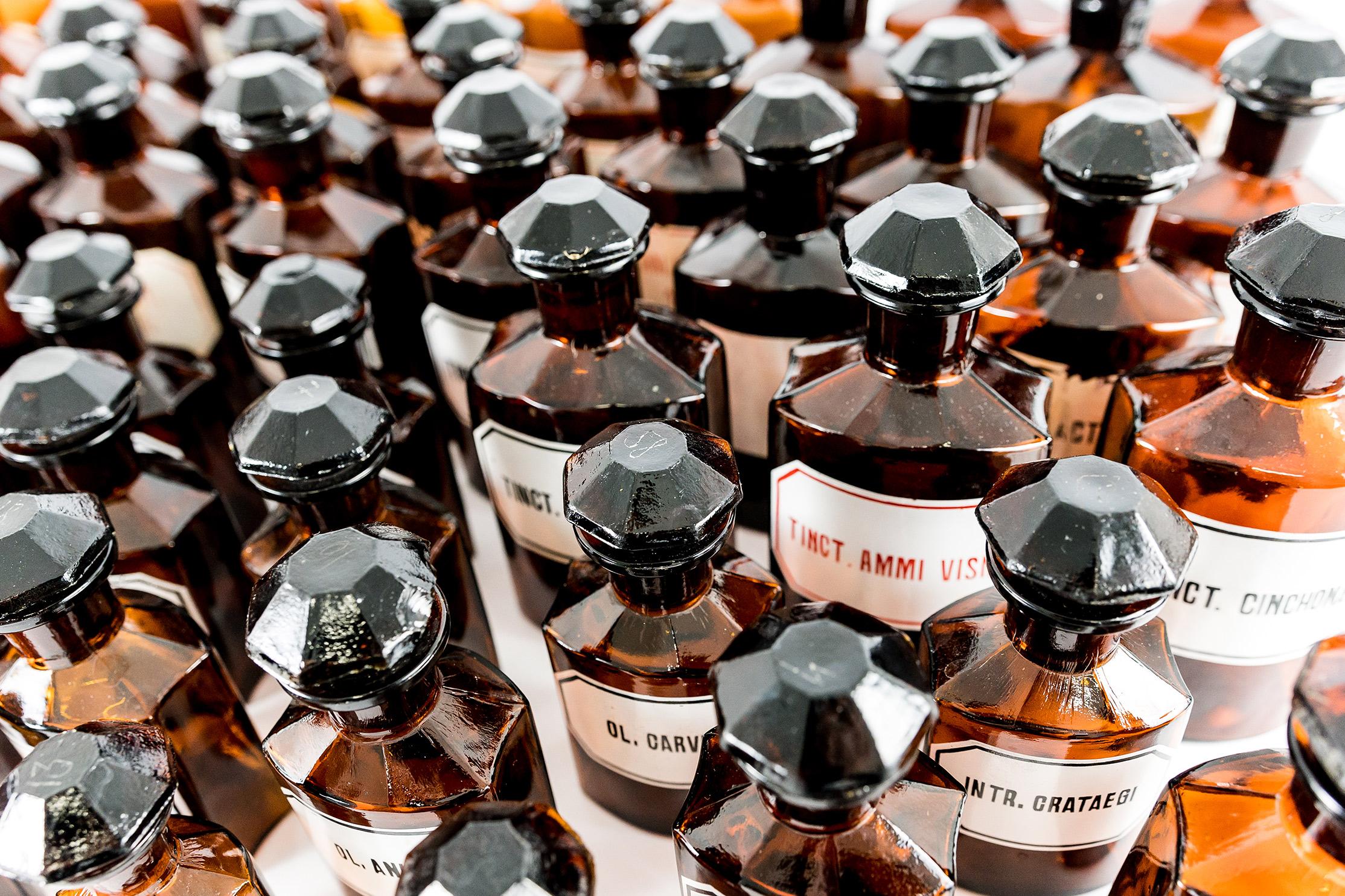 Ensemble de 67 bouteilles d'apothicaire vintage en ambre, Europe en vente 6