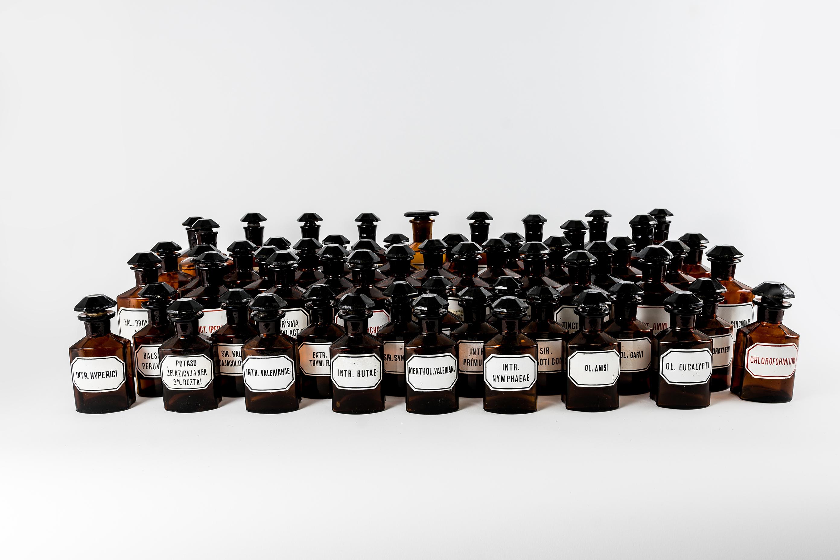 Mid-Century Modern Ensemble de 67 bouteilles d'apothicaire vintage en ambre, Europe en vente