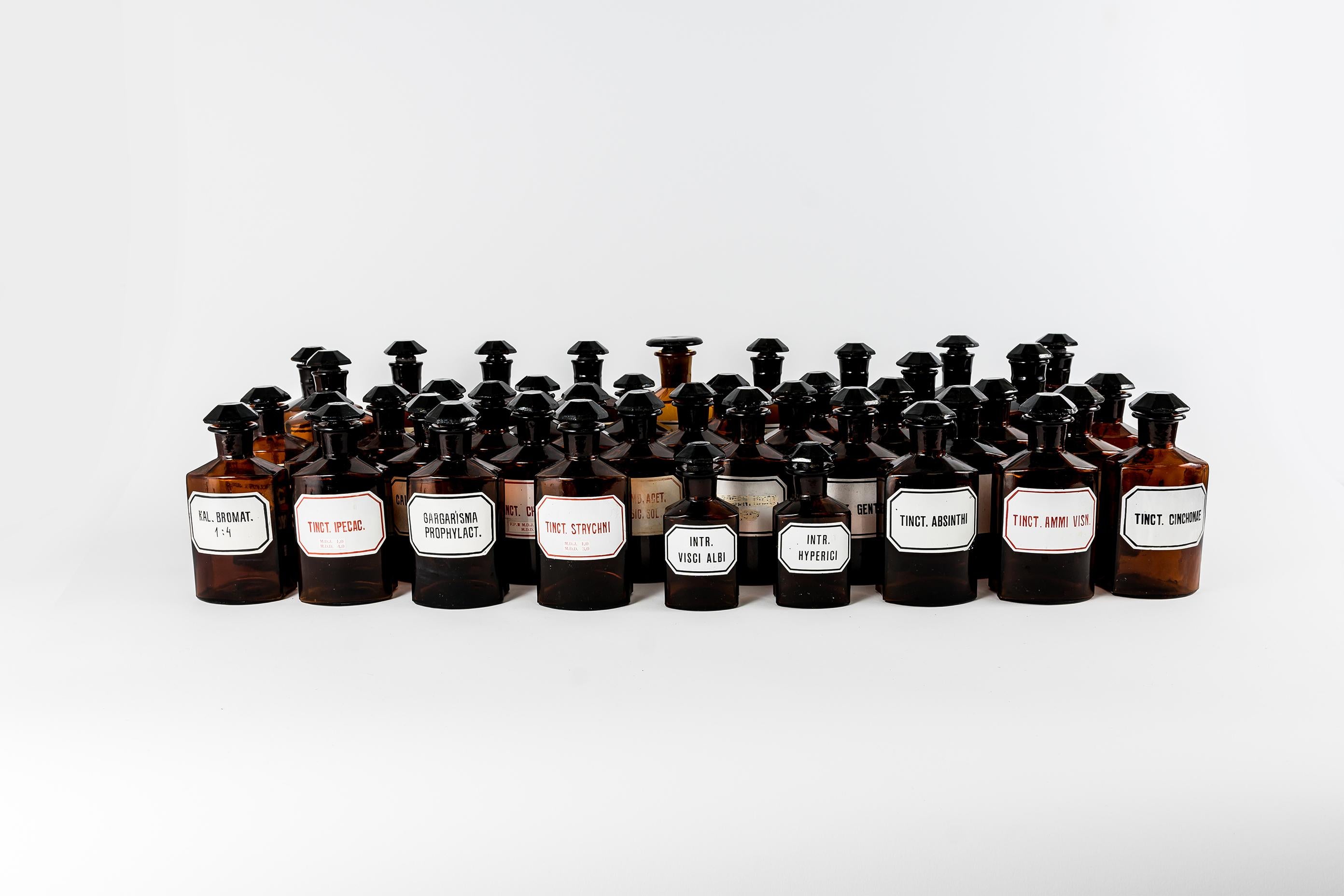Polonais Ensemble de 67 bouteilles d'apothicaire vintage en ambre, Europe en vente