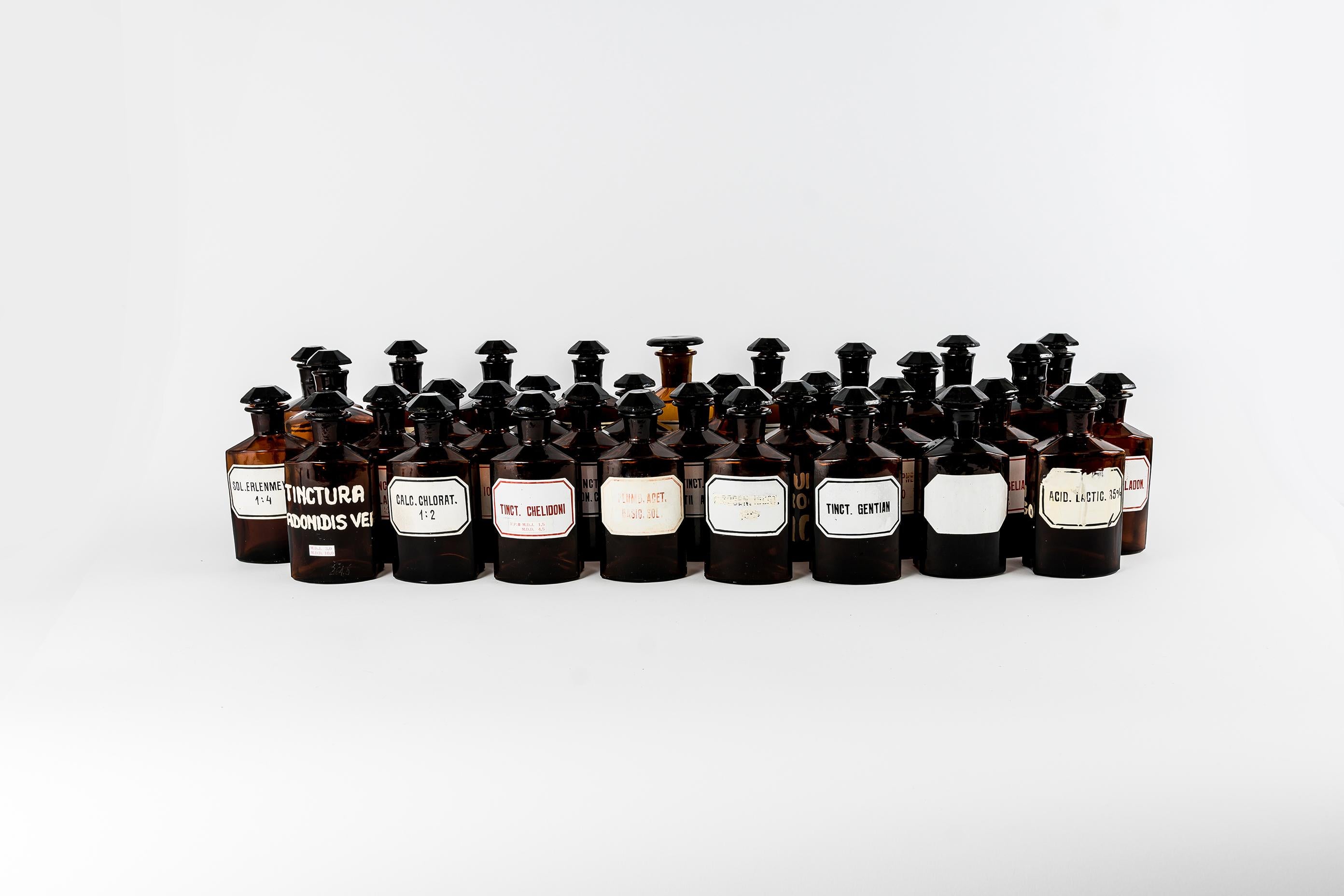 Set Of 67 Vintage Amber Apothecary Bottles, Europe In Good Condition For Sale In Wroclaw, PL