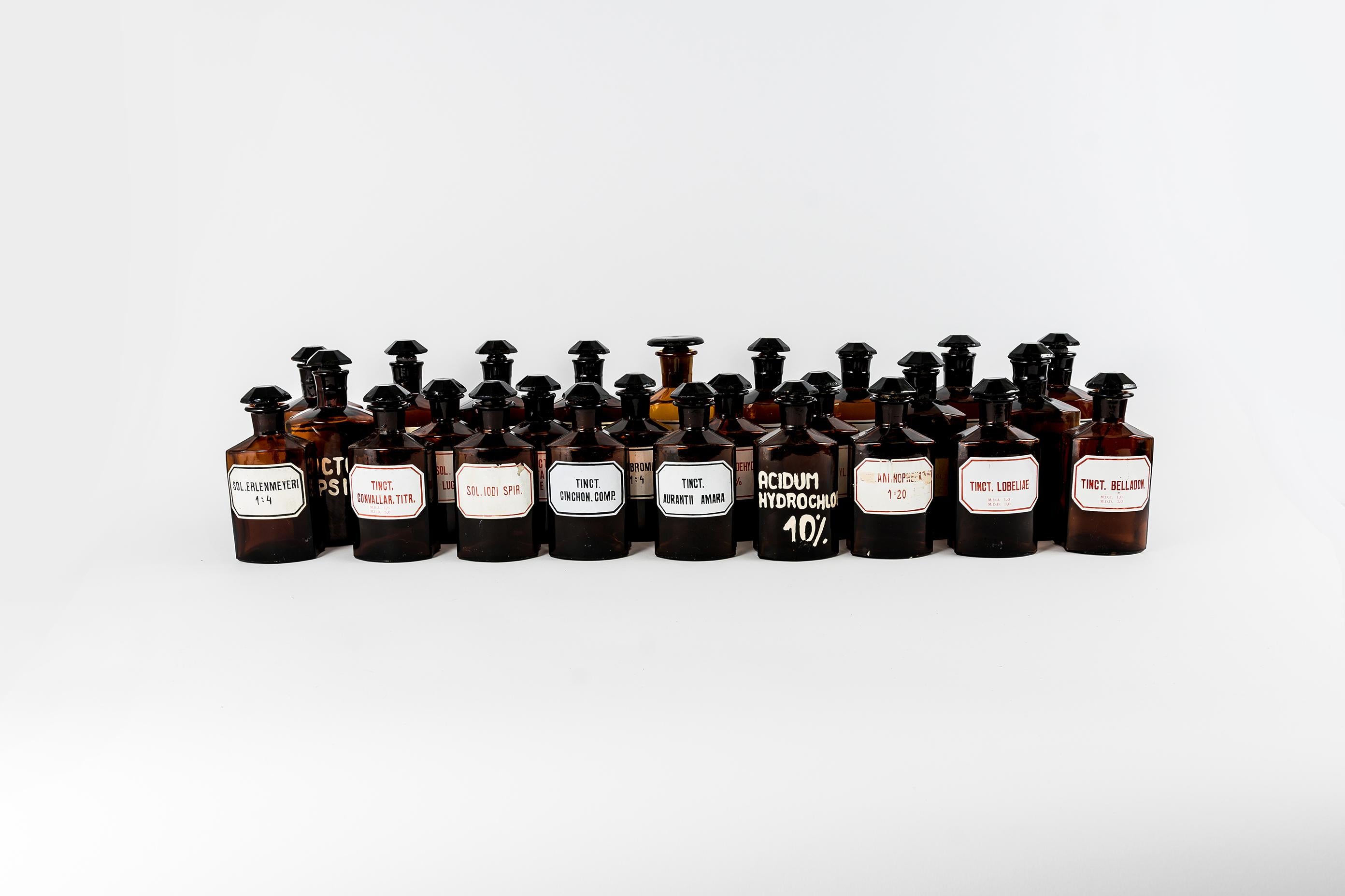 Milieu du XXe siècle Ensemble de 67 bouteilles d'apothicaire vintage en ambre, Europe en vente