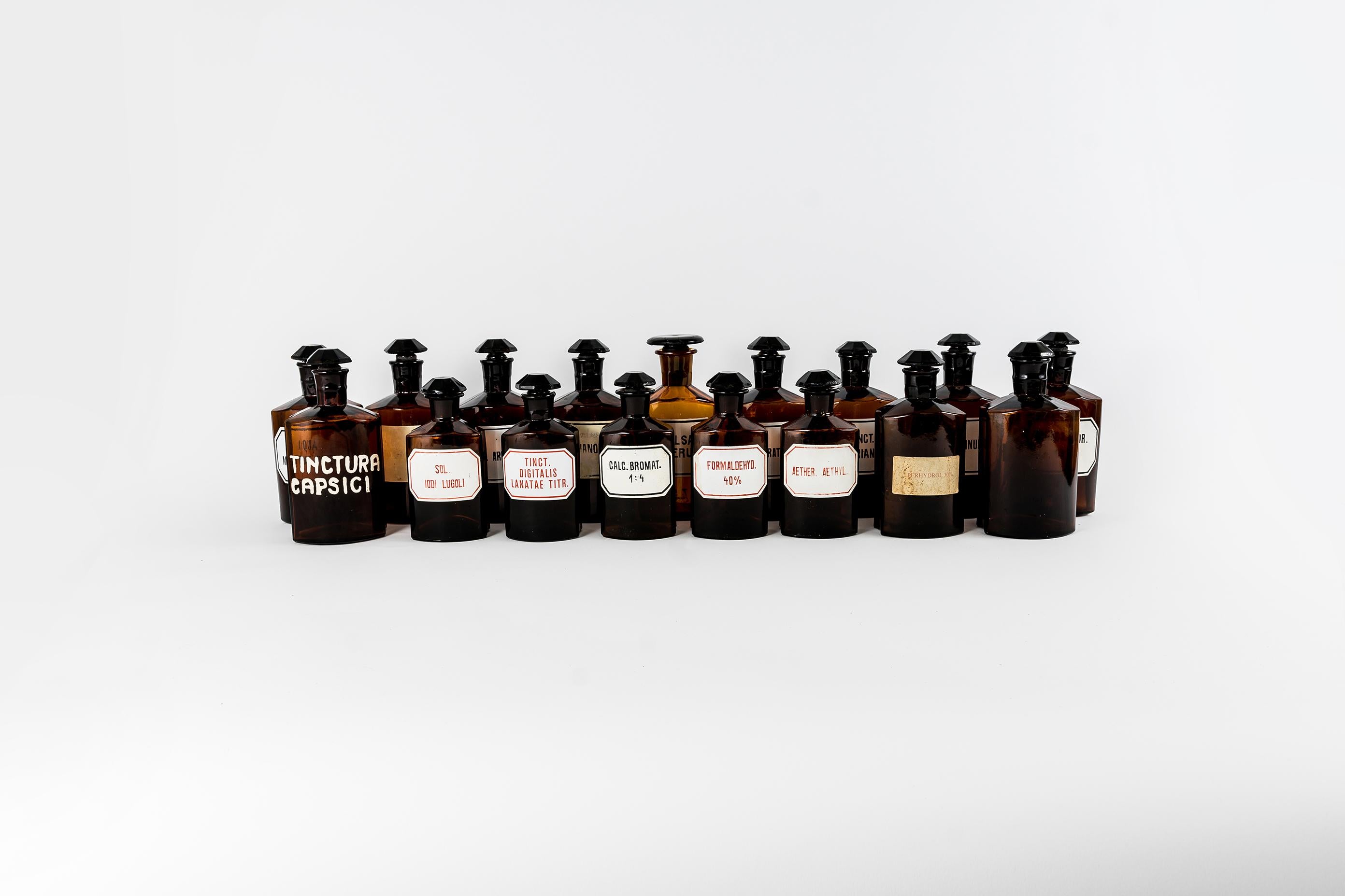 Verre Ensemble de 67 bouteilles d'apothicaire vintage en ambre, Europe en vente