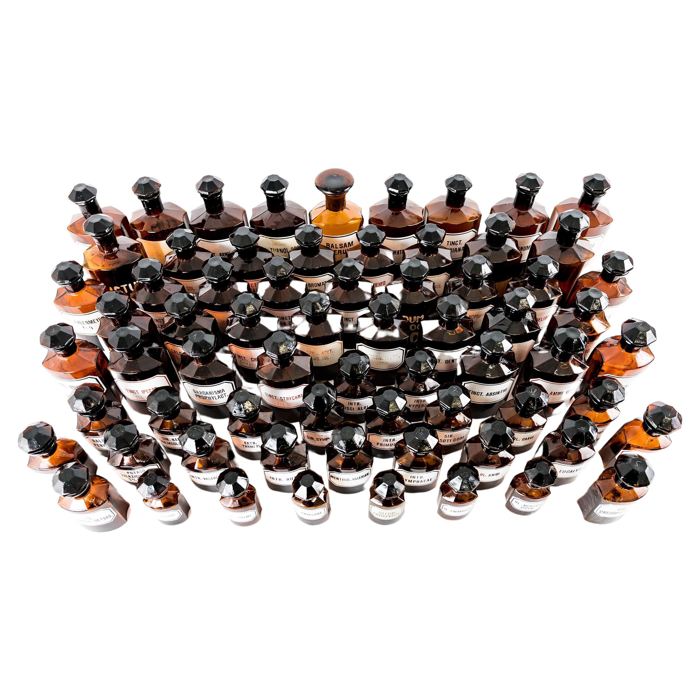 Ensemble de 67 bouteilles d'apothicaire vintage en ambre, Europe en vente