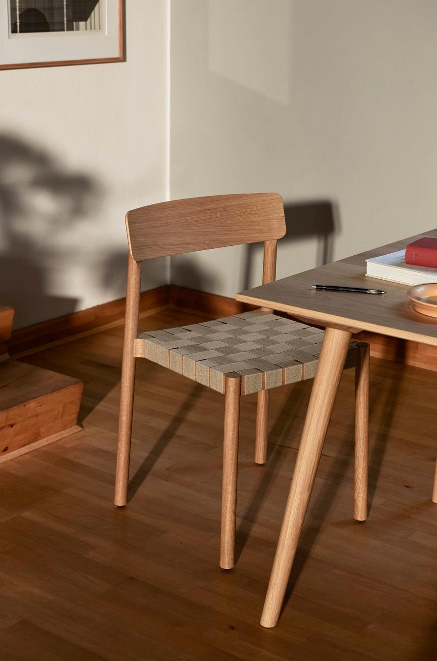 Die stapelbaren Stühle, die nach dem Betty Nansen Theater in Kopenhagen benannt sind, gibt es in zwei Versionen: eine mit einer Sitzfläche aus freiliegendem Gurtband aus natürlichen Leinenfasern und eine andere mit einer massiven Holzsitzfläche. 
Er