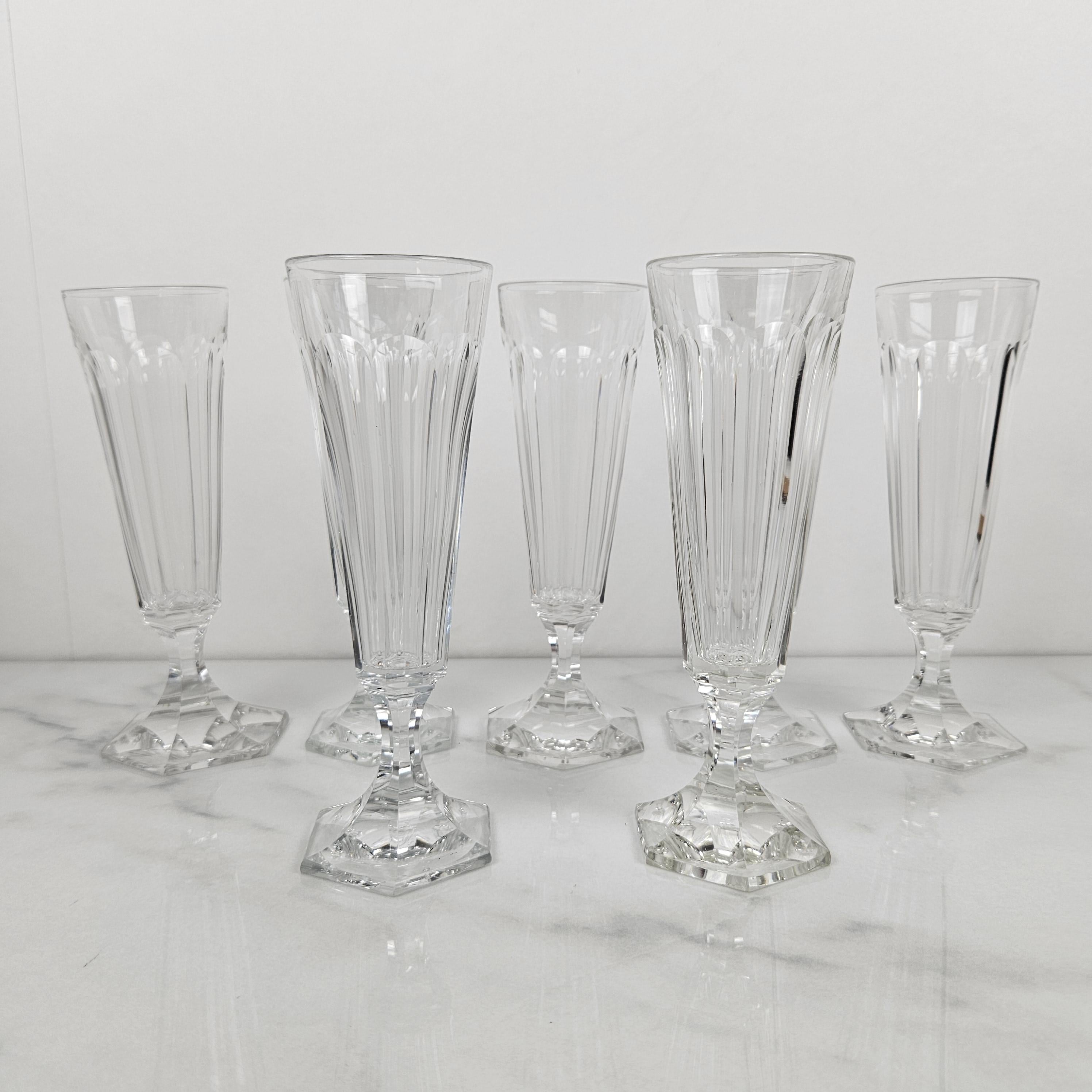 Romantique Set de 7 flûtes à champagne en cristal soufflé à la main Antique French avec base taillée en vente