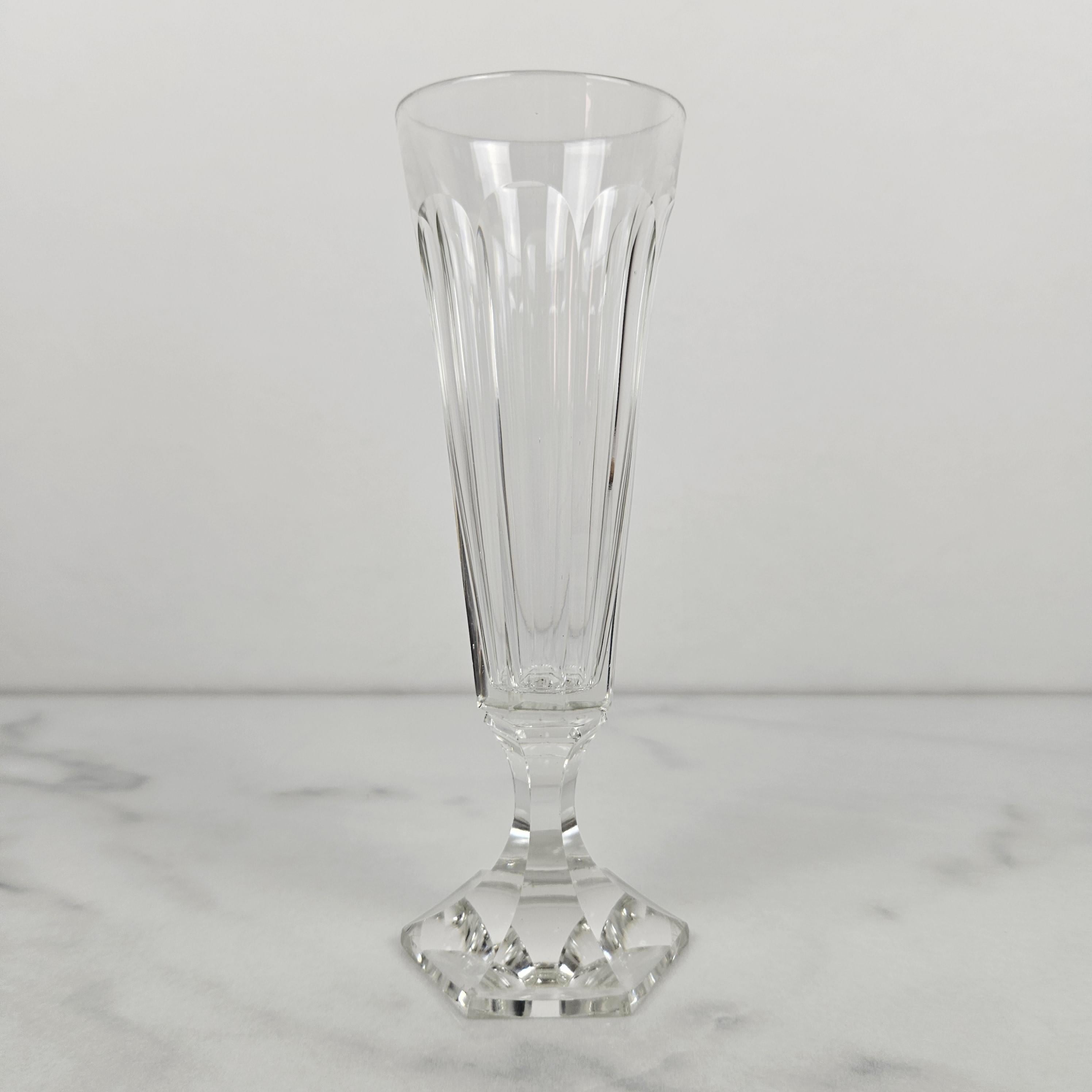 Français Set de 7 flûtes à champagne en cristal soufflé à la main Antique French avec base taillée en vente