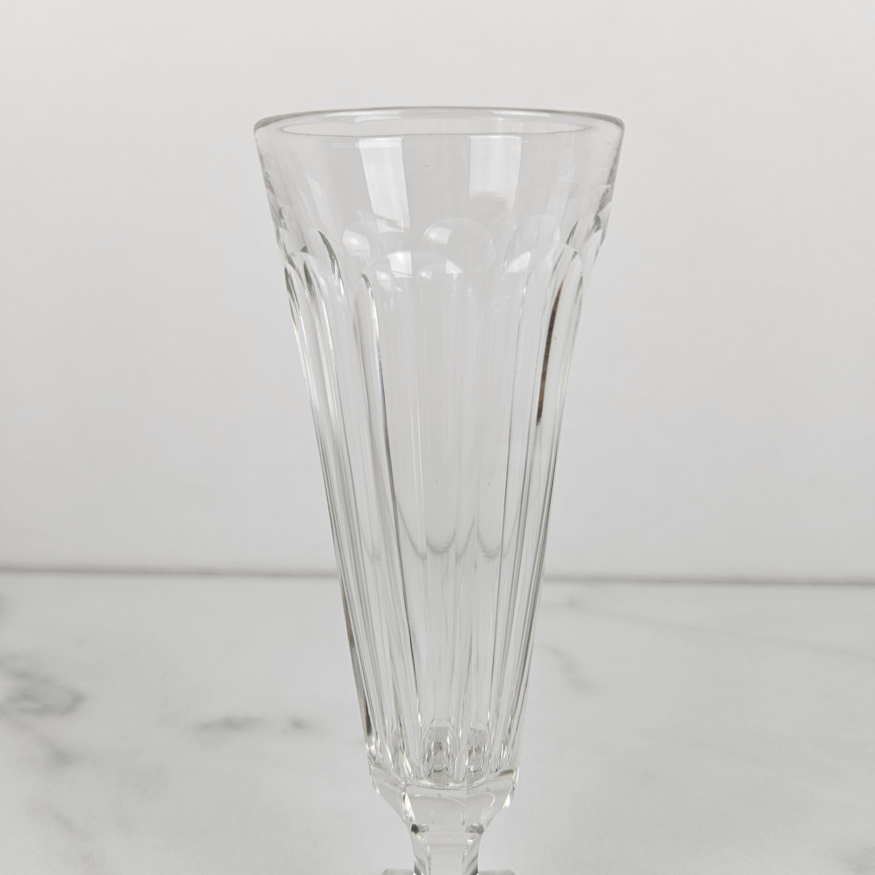 Fait main Set de 7 flûtes à champagne en cristal soufflé à la main Antique French avec base taillée en vente