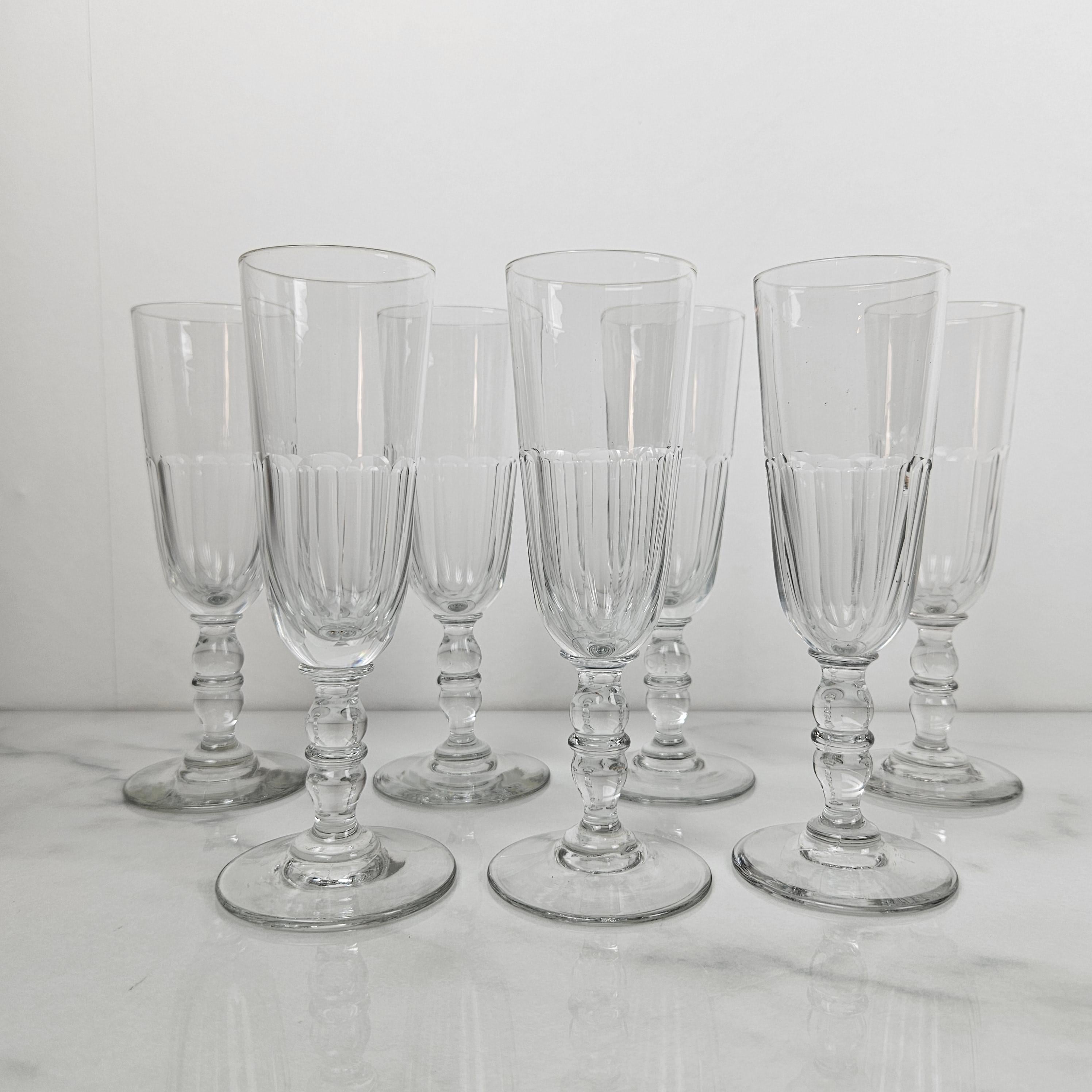 Satz von 7 antiken handgeschliffenen Kristall-Champagnerflöten mit Blasenboden, 1880er Jahre (Romantik) im Angebot
