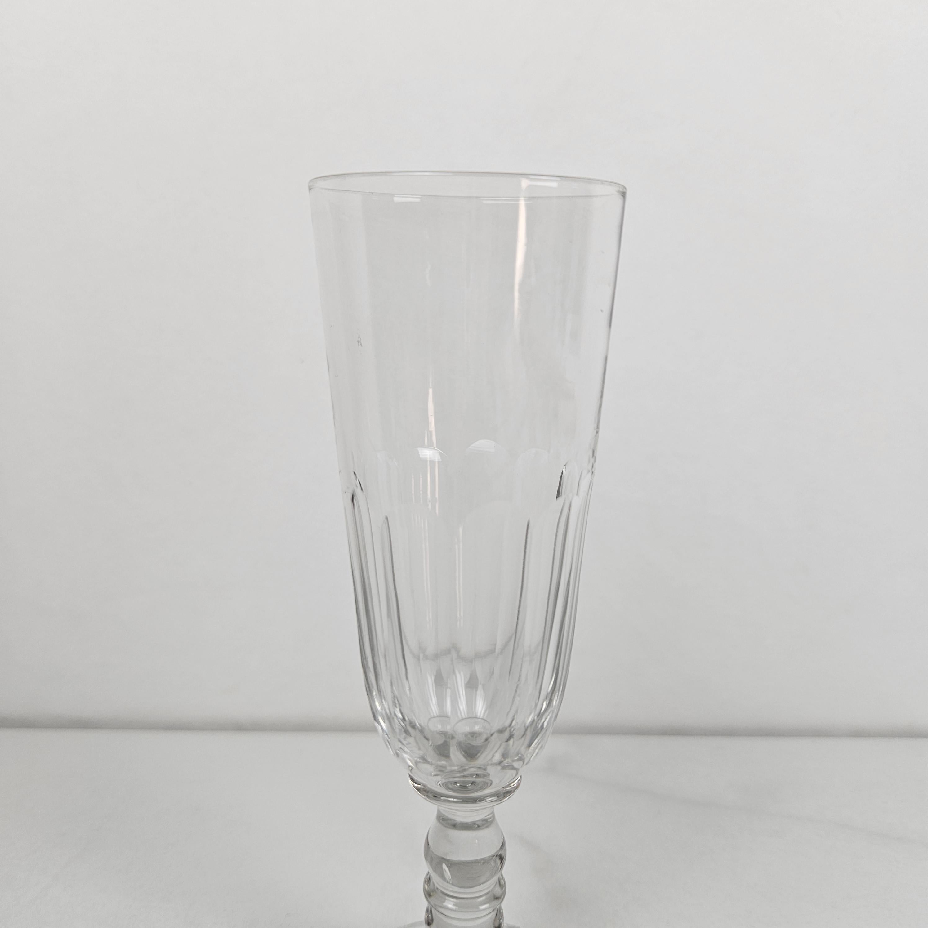 Satz von 7 antiken handgeschliffenen Kristall-Champagnerflöten mit Blasenboden, 1880er Jahre (Französisch) im Angebot
