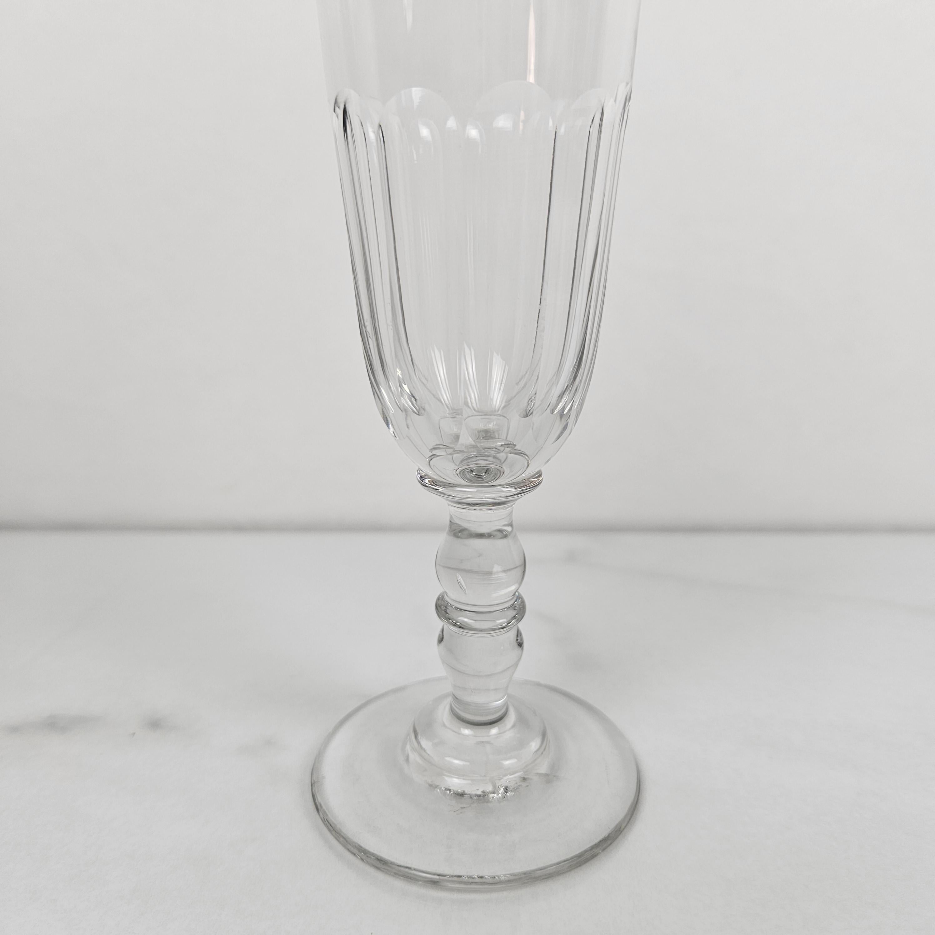 Satz von 7 antiken handgeschliffenen Kristall-Champagnerflöten mit Blasenboden, 1880er Jahre (Handgefertigt) im Angebot