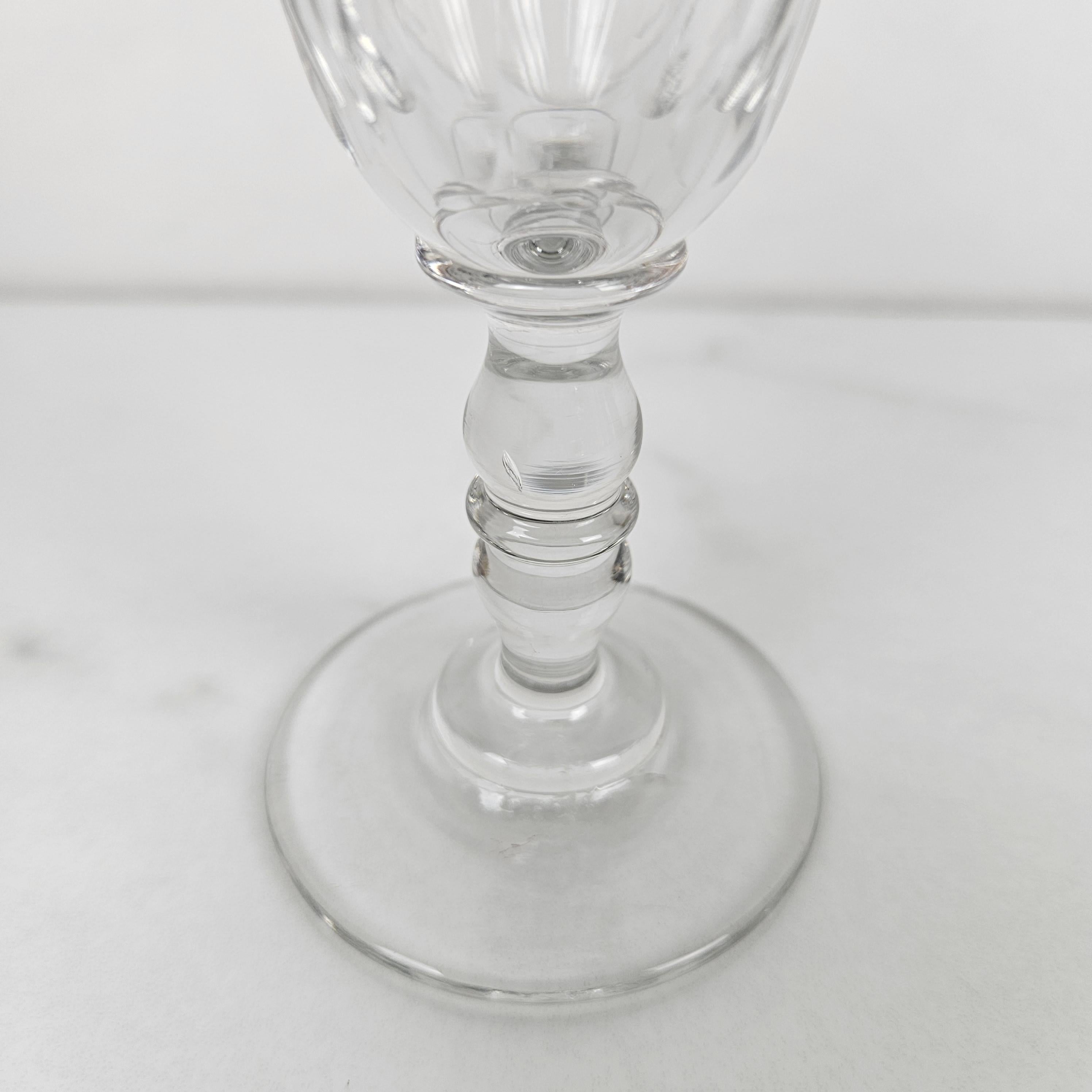 Satz von 7 antiken handgeschliffenen Kristall-Champagnerflöten mit Blasenboden, 1880er Jahre im Zustand „Gut“ im Angebot in Oud Beijerland, NL