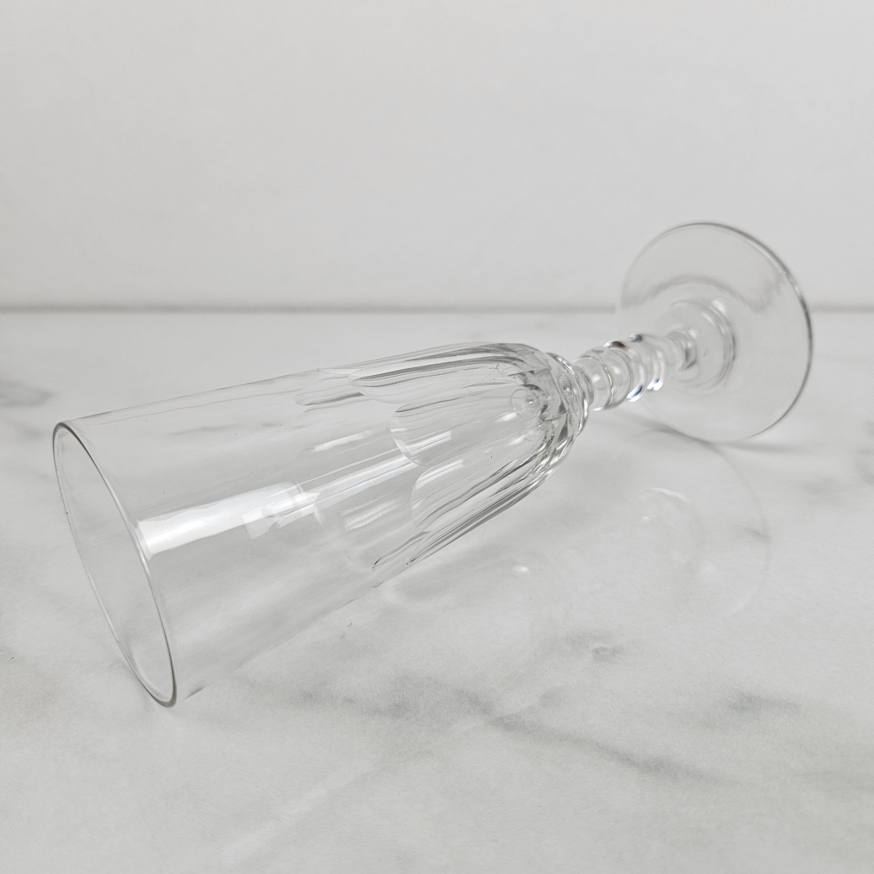 Satz von 7 antiken handgeschliffenen Kristall-Champagnerflöten mit Blasenboden, 1880er Jahre im Angebot 1