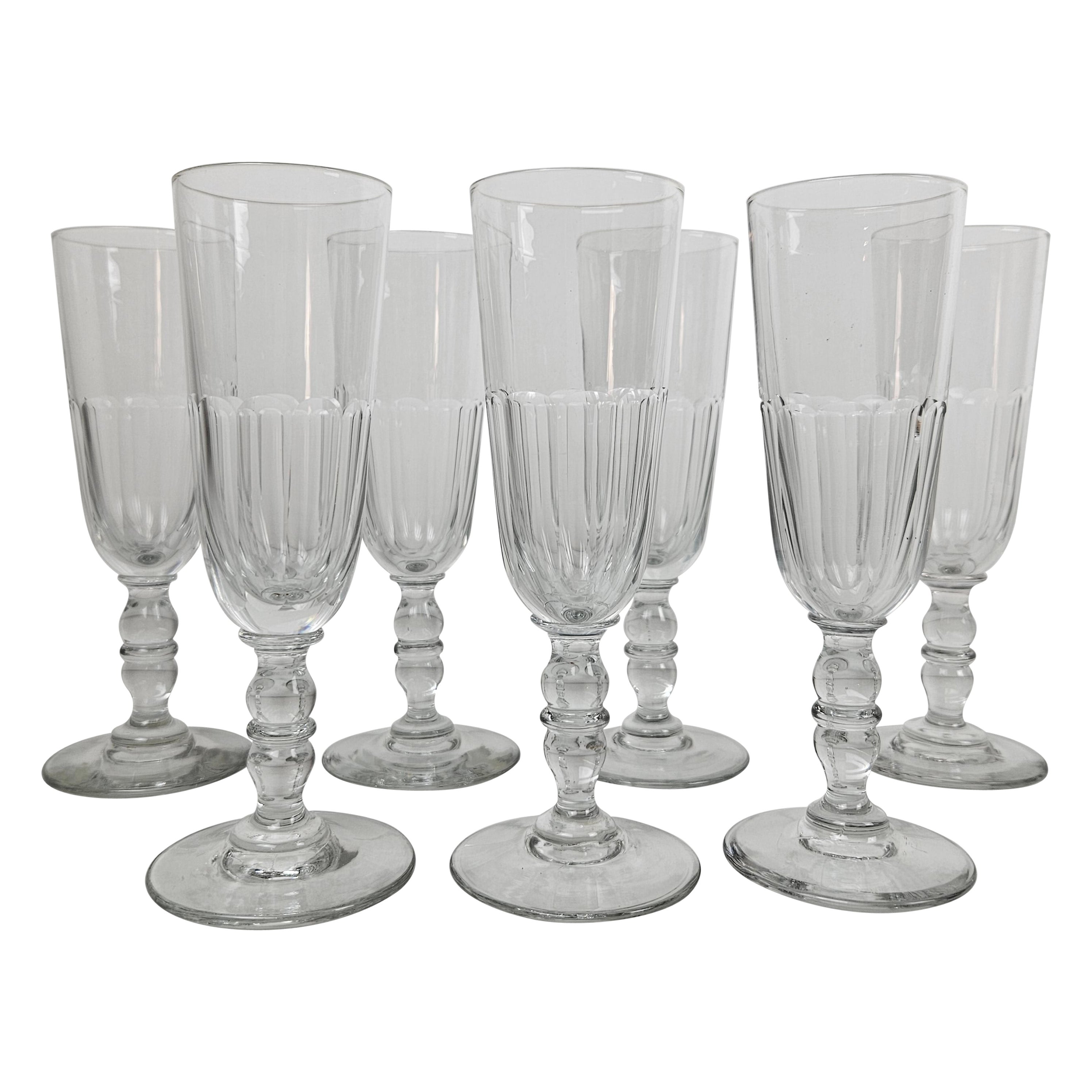 Satz von 7 antiken handgeschliffenen Kristall-Champagnerflöten mit Blasenboden, 1880er Jahre