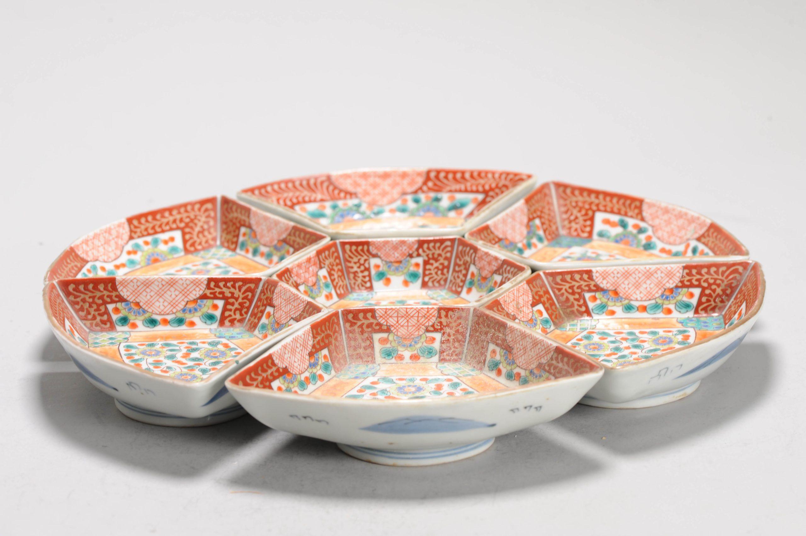 Meiji Set di 7 antichi dolci di porcellana giapponese con fiori e marchio di base in vendita