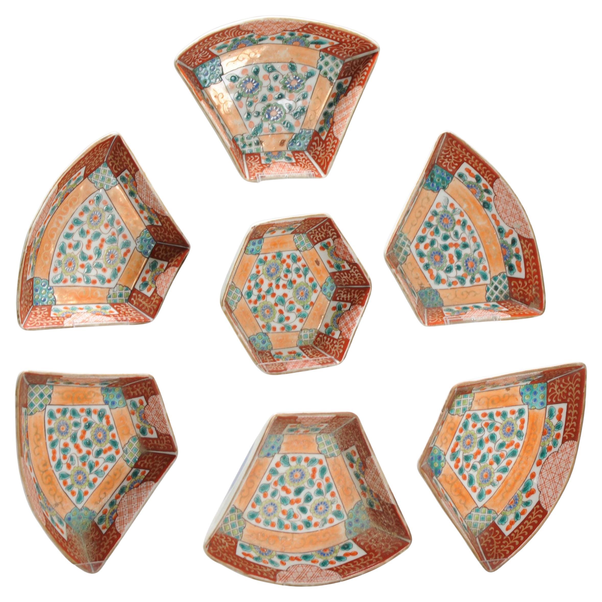 Set di 7 antichi dolci di porcellana giapponese con fiori e marchio di base in vendita