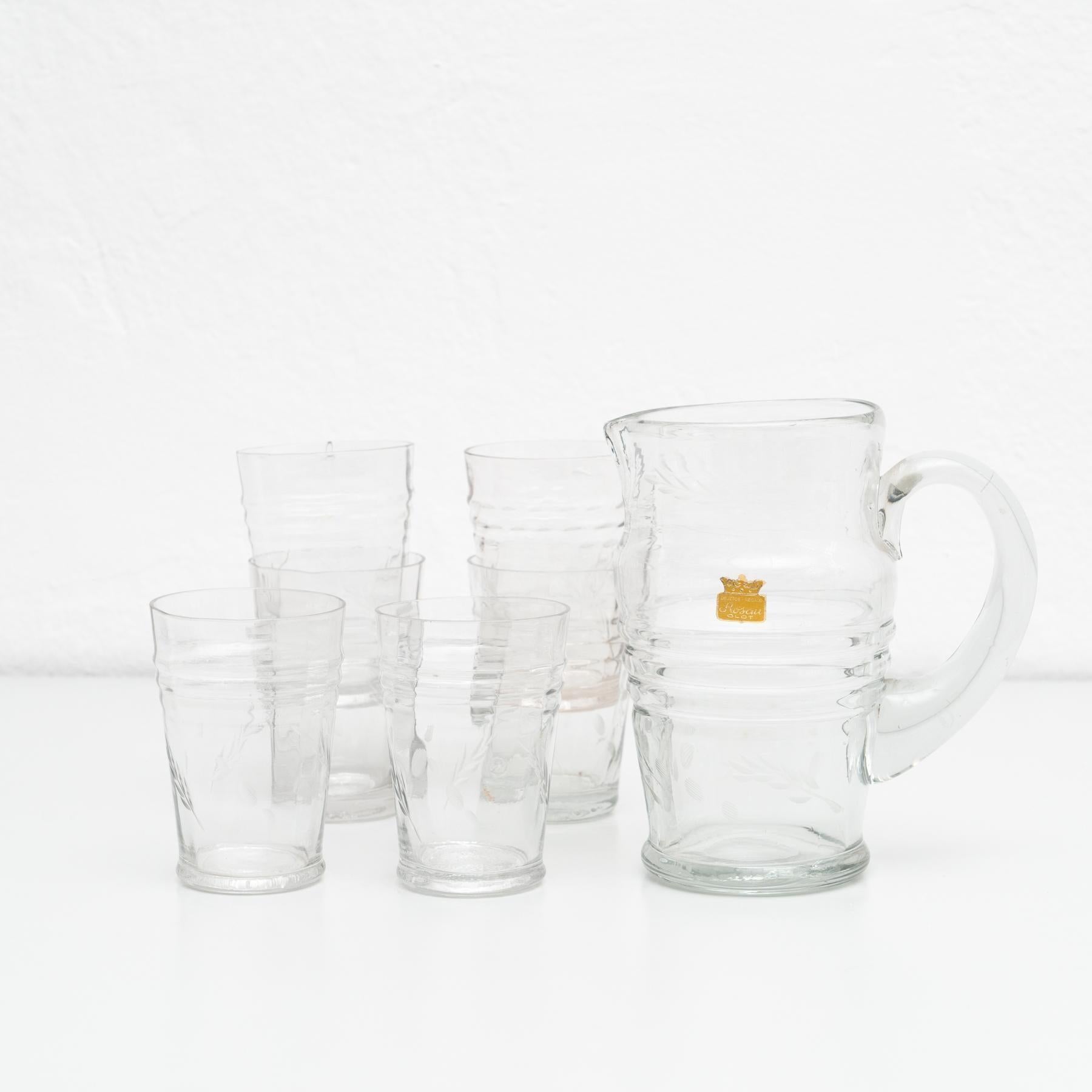 Ensemble de sept verres et d'un pot à eau espagnols anciens.     Fabriqué par un fabricant inconnu en Espagne, vers 1950.    En état d'origine, avec une usure mineure conforme à l'âge et à l'utilisation, préservant une belle patine.    Matériaux : 