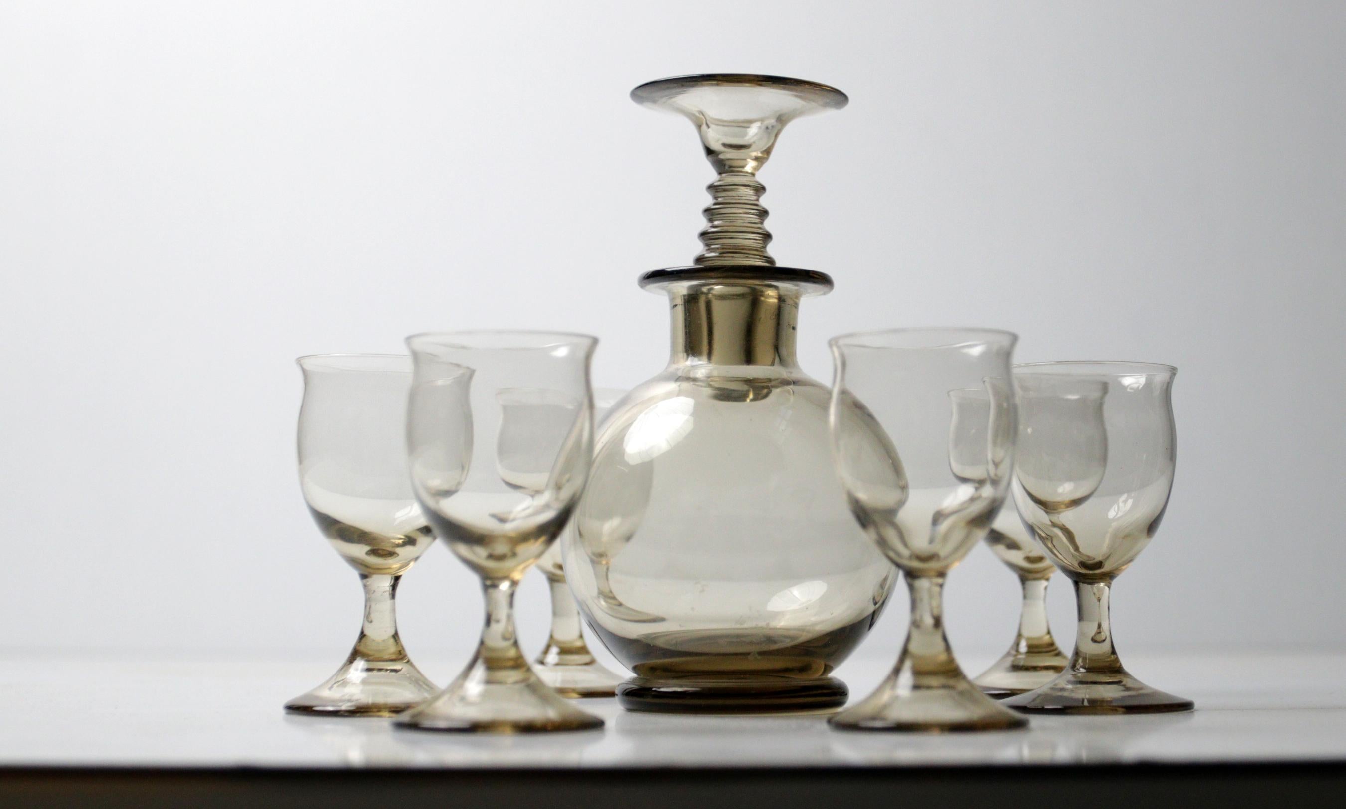 Beautiful little decanter (14cm high) and 6 little glasses designed by Willem Jacob Roozendaal in 1932 for Kristalunie Maastricht.
The set contains 7 pieces and all in a good condition with little traces of use.

Keywords: Christmas gift,