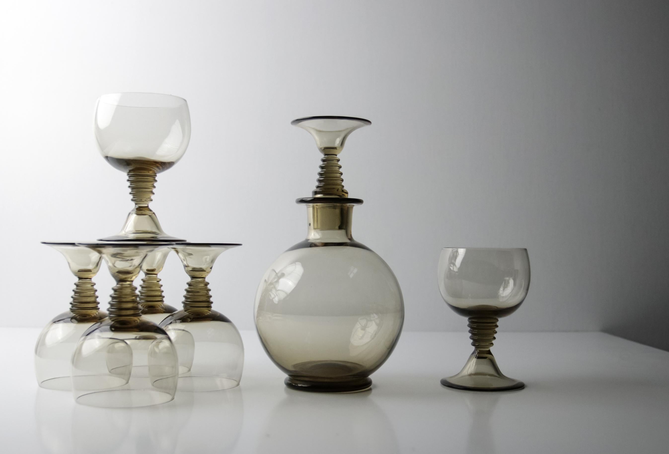 Beautiful Decanter (21cm high) and 6 normal size wine glasses designed by Willem Jacob Roozendaal in 1932 for Kristalunie Maastricht.
The set contains 7 pieces and all in a good condition with little traces of use.

Keywords: Christmas gift,