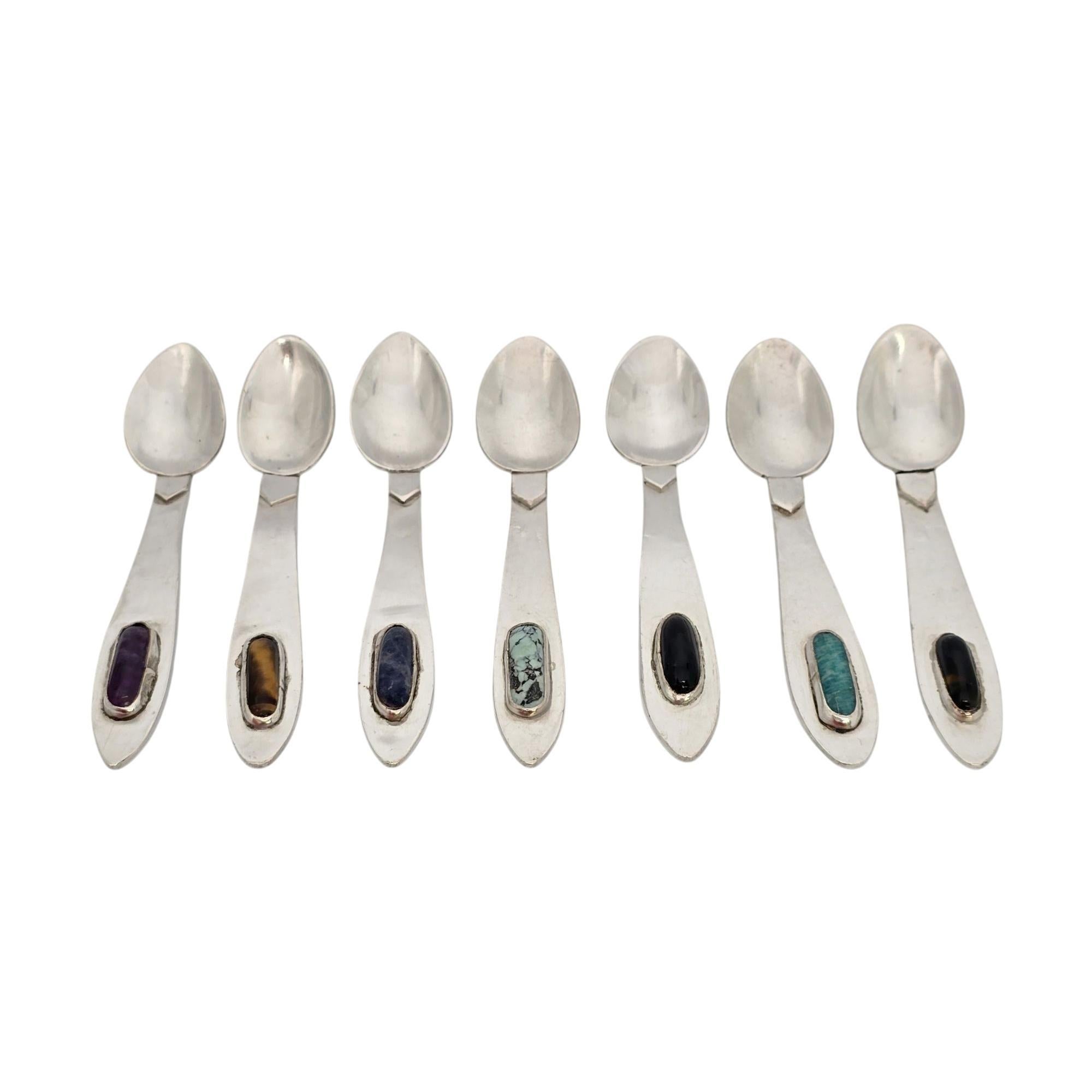 Satz von 7 kleinen Löffeln aus Sterlingsilber und mehreren Steinen aus der Zeit des Arts & Crafts.

Kein Monogramm oder Gravur

Die Löffel sind mit ovalen Steinen besetzt, die wie Onyx, Tigerauge, Lapislazuli, Amethyst und Türkis