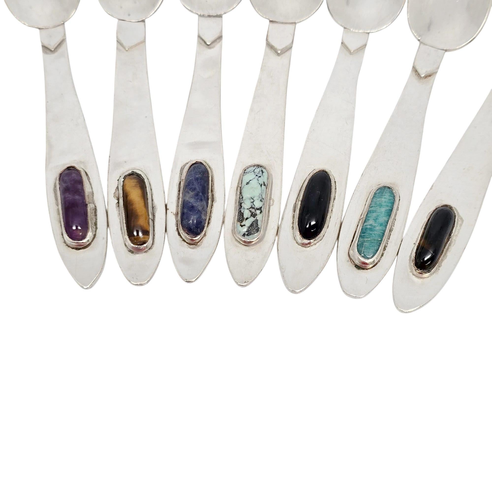 Set von 7 kleinen Löffeln aus Sterlingsilber mit mehreren Steinen aus der Arts and Crafts-Ära #21585 1